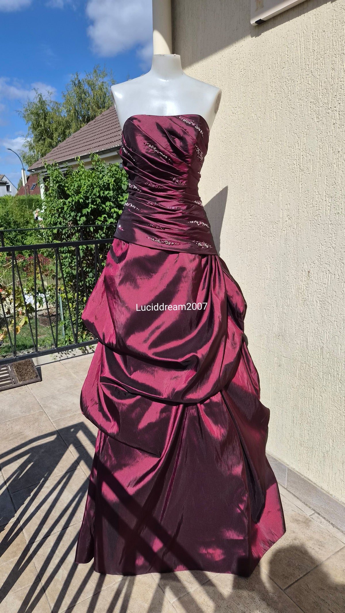 Robe en Taffetas bordeau avec traine