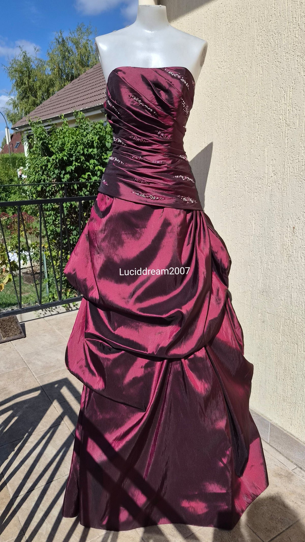 Robe en Taffetas bordeau avec traine