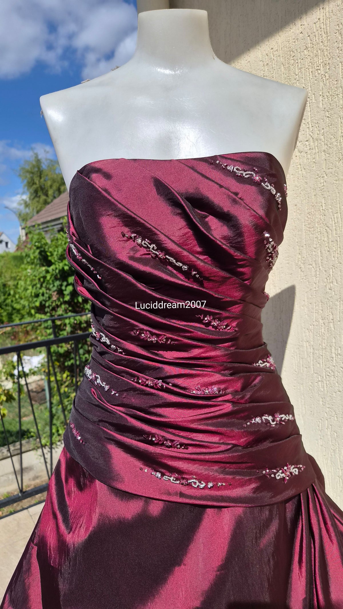 Robe en Taffetas bordeau avec traine