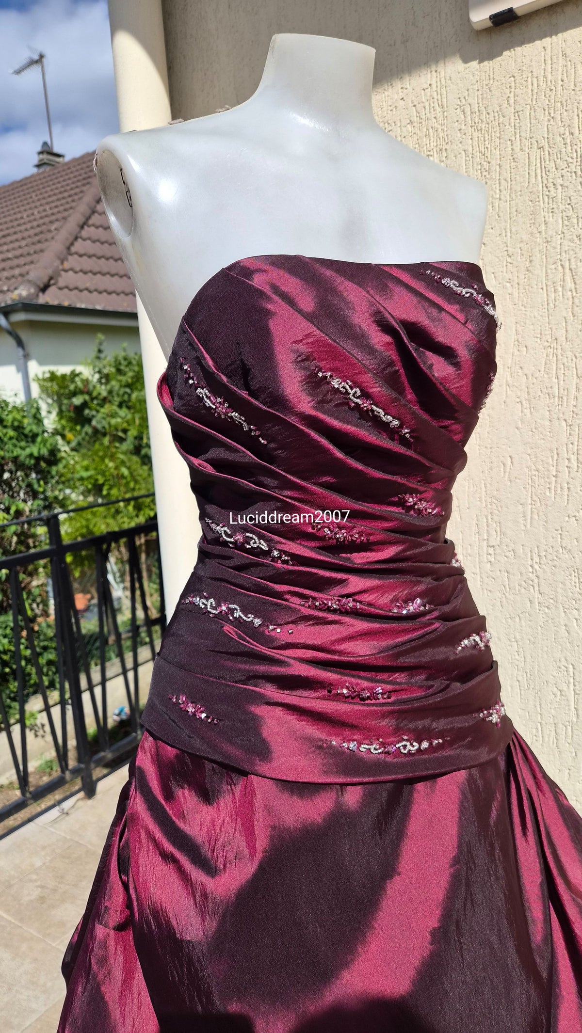 Robe en Taffetas bordeau avec traine