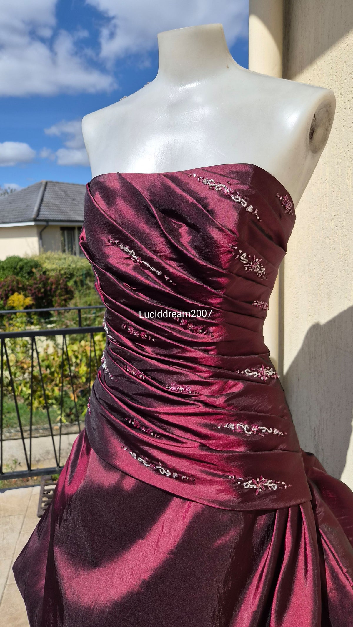 Robe en Taffetas bordeau avec traine