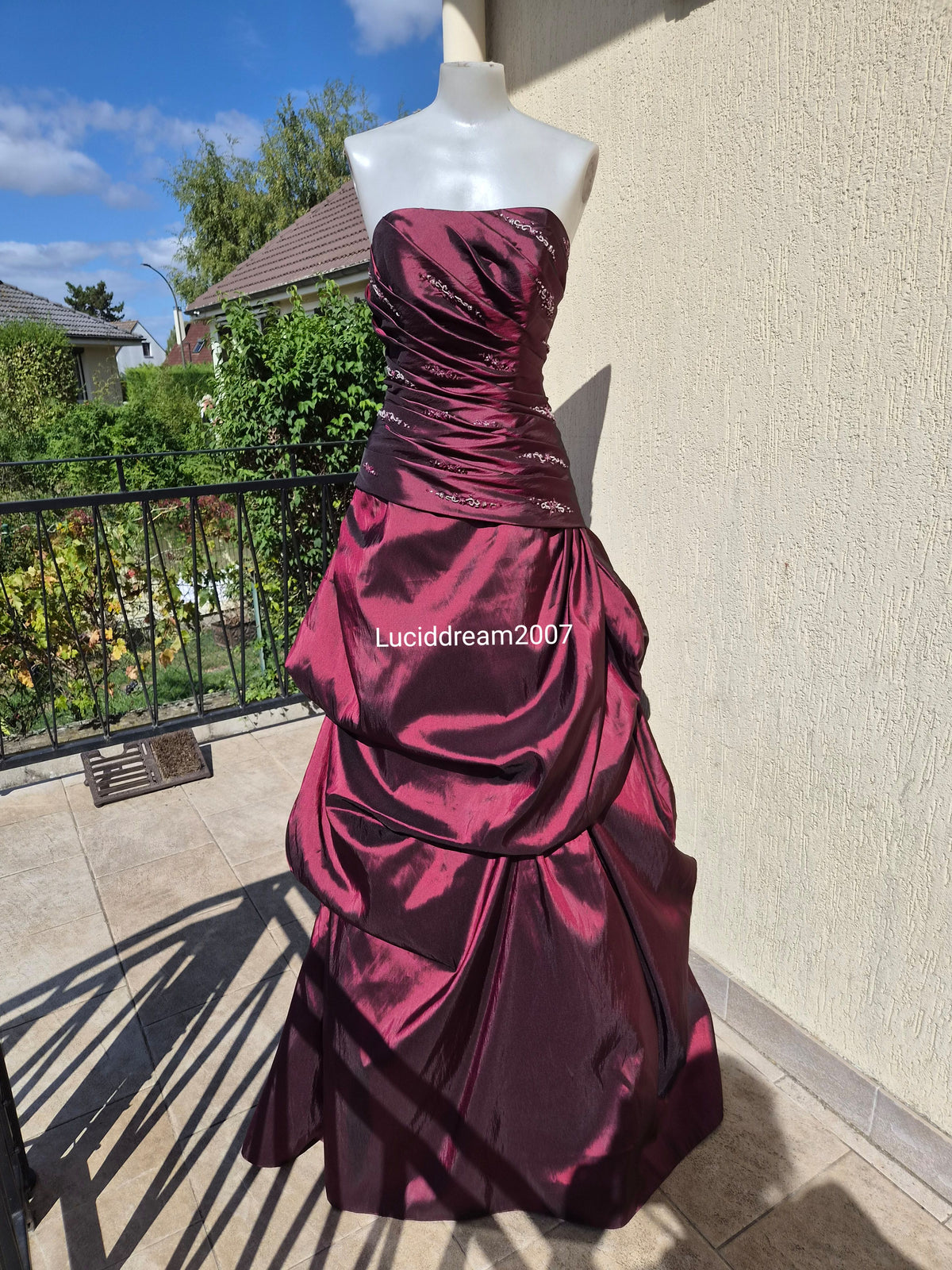 Robe en Taffetas bordeau avec traine