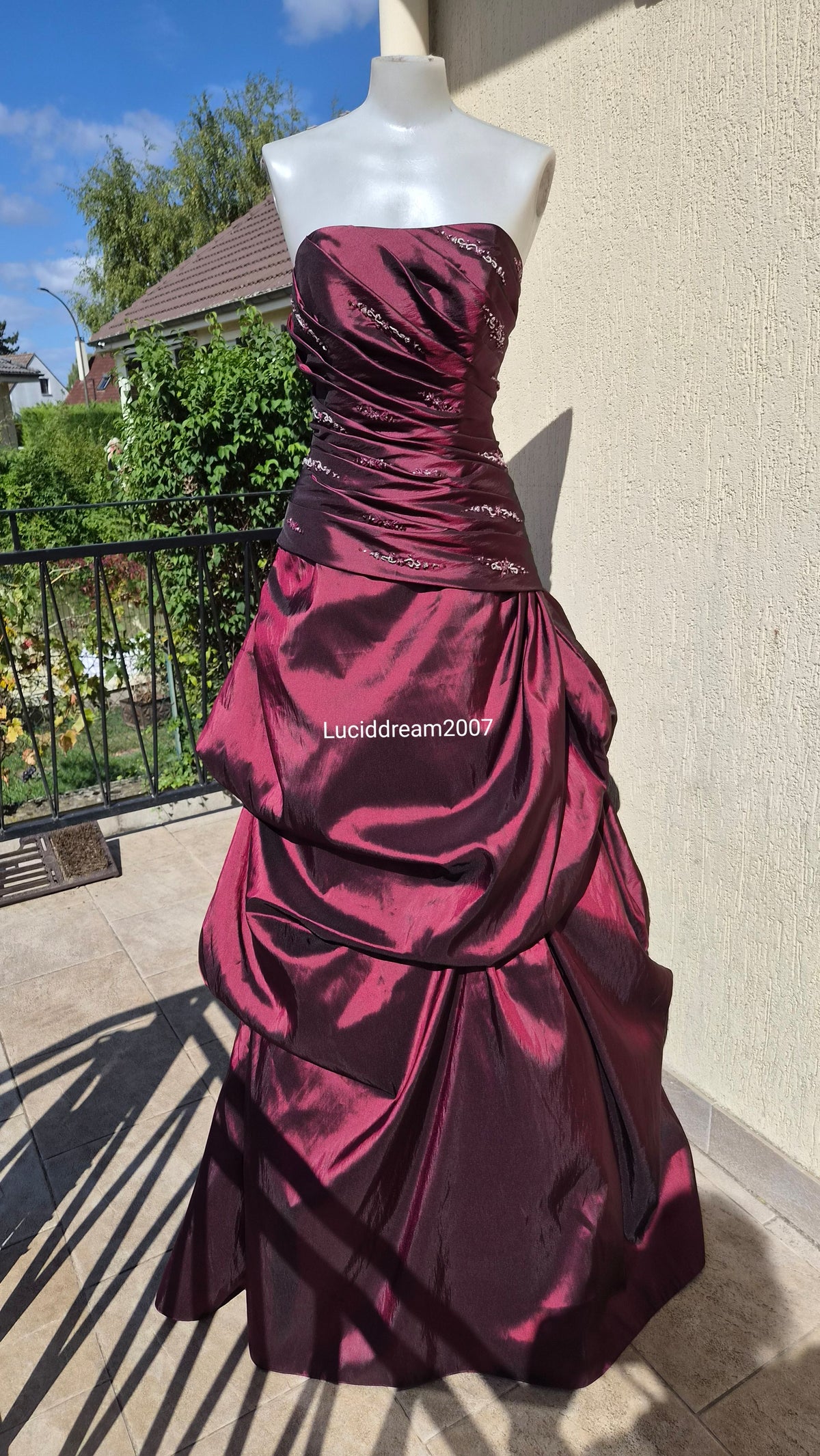 Robe en Taffetas bordeau avec traine