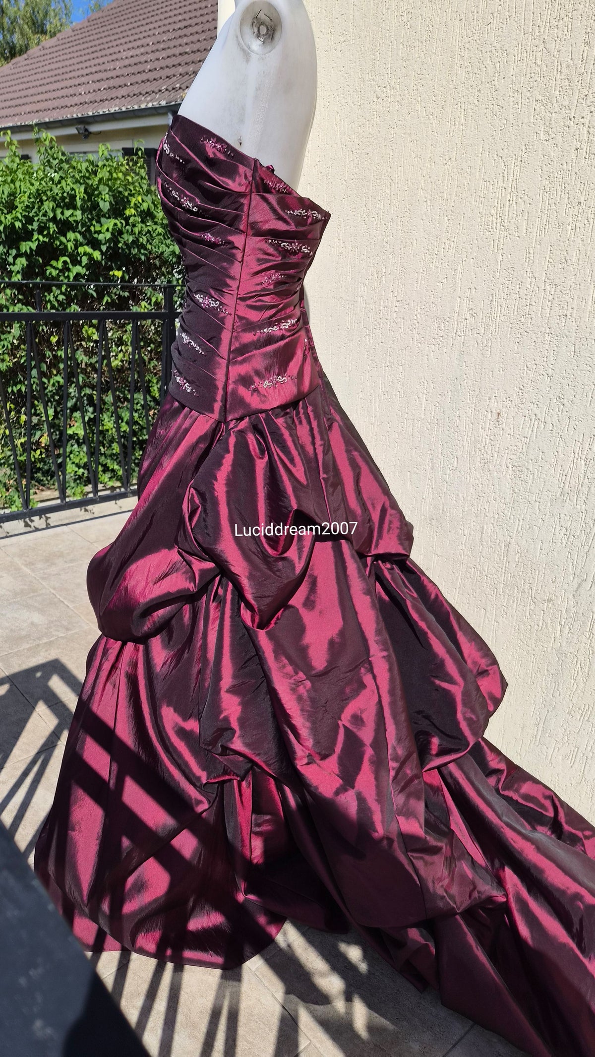 Robe en Taffetas bordeau avec traine