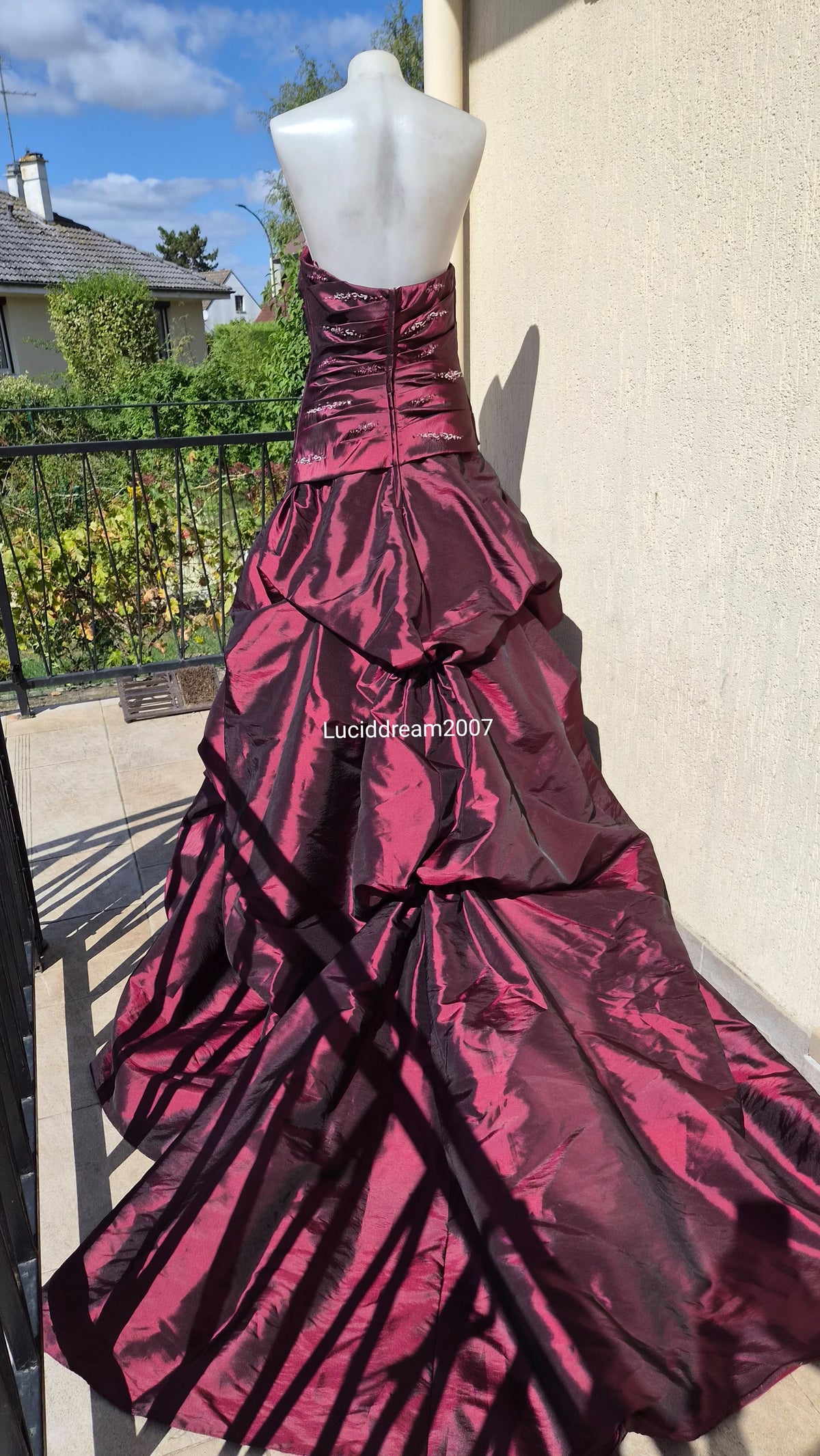 Robe en Taffetas bordeau avec traine