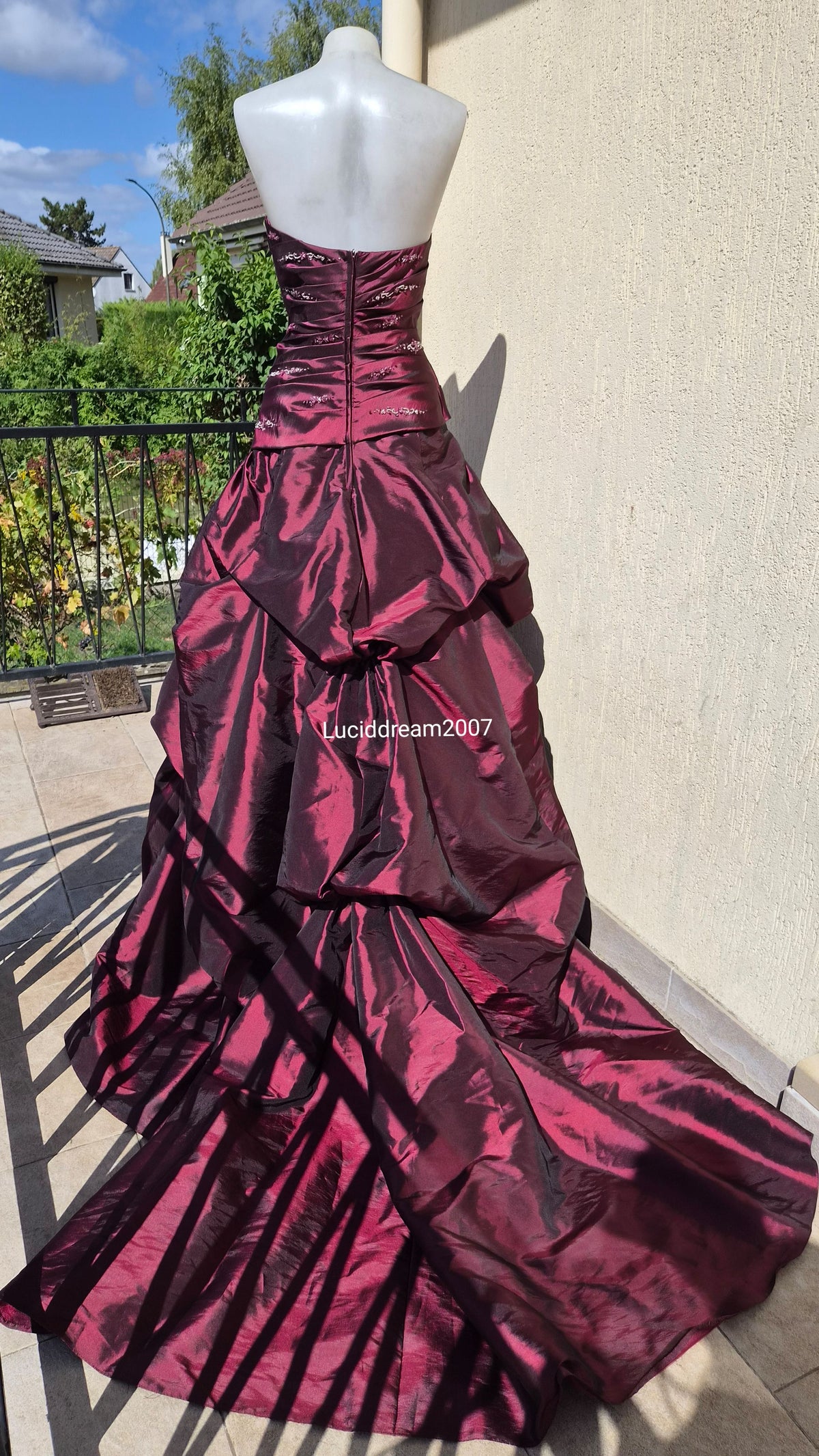 Robe en Taffetas bordeau avec traine