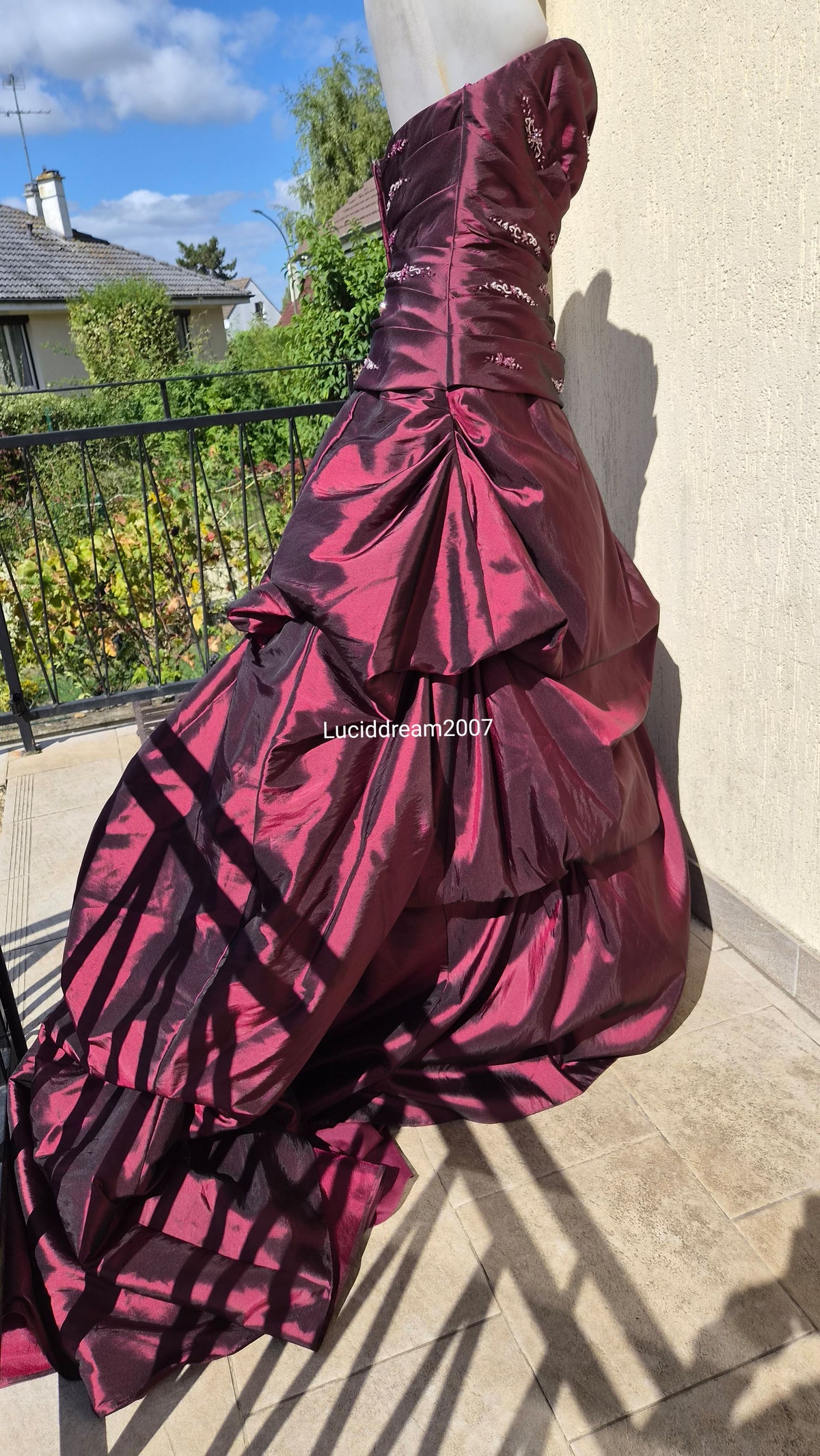 Robe en Taffetas bordeau avec traine