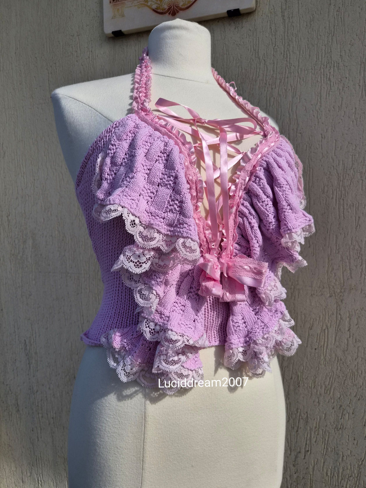 Haut rose crochet, dentelle et laçage