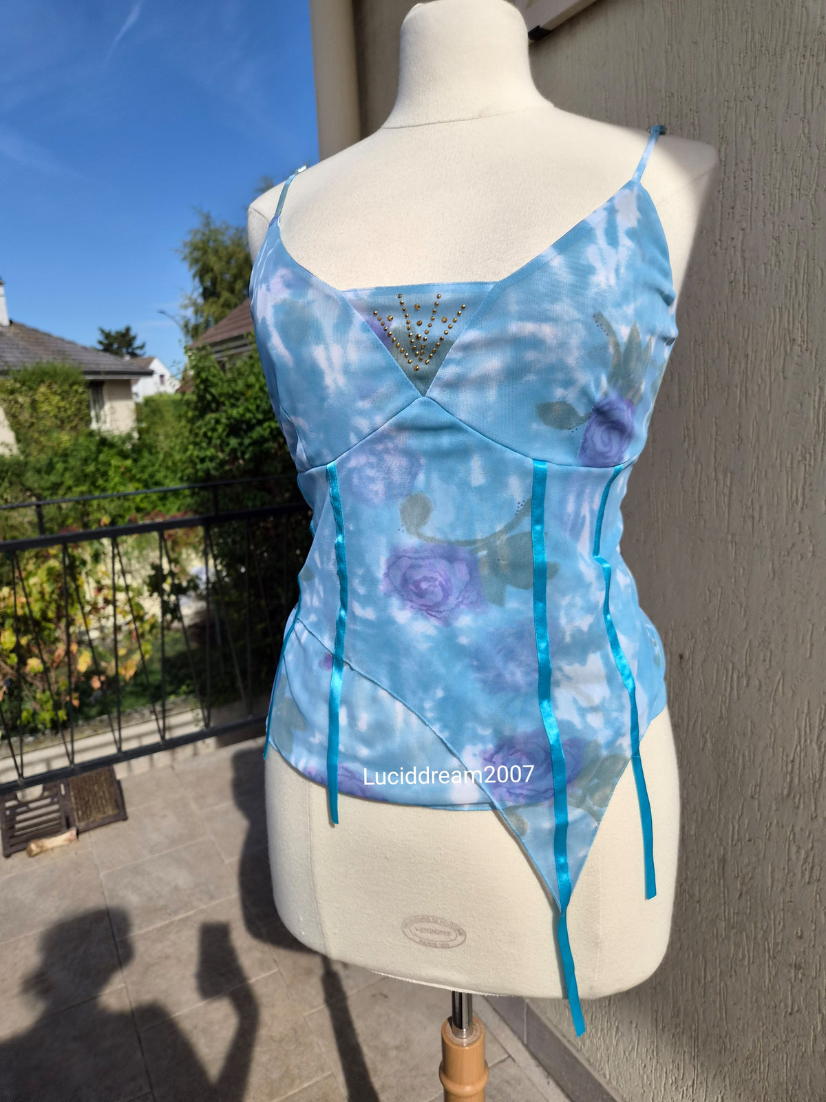 Haut en voile bleu
