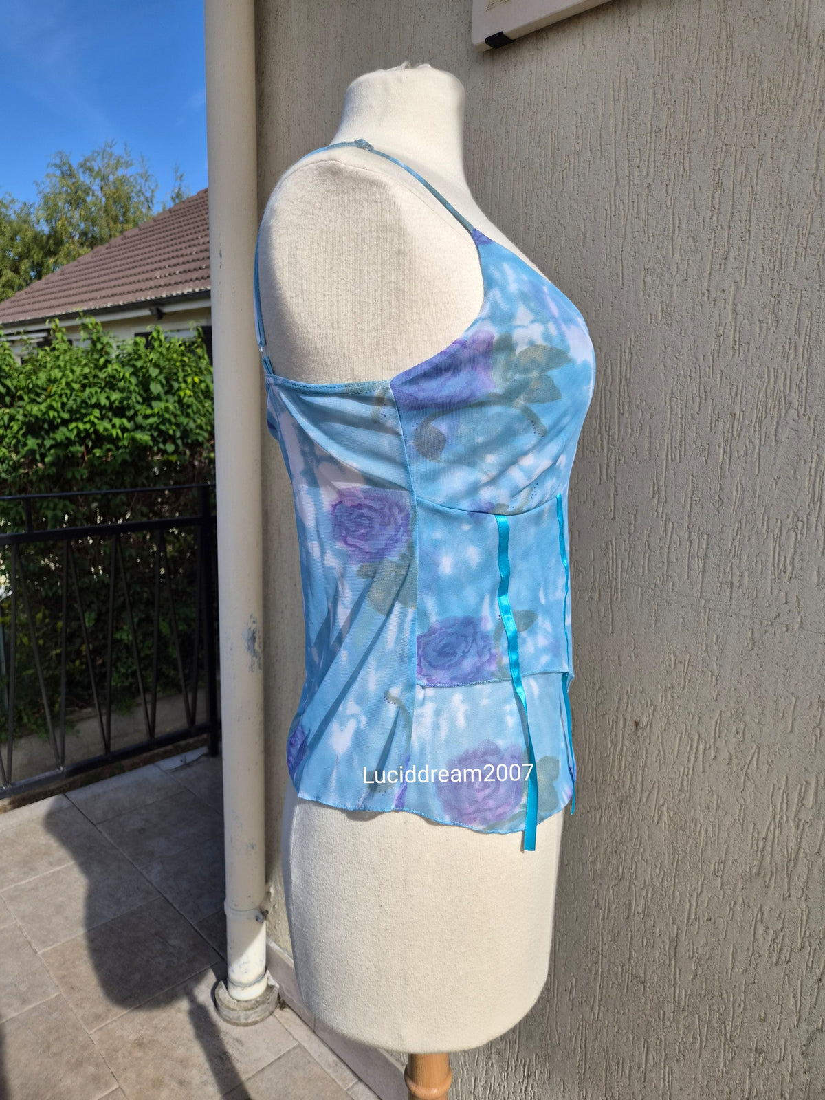 Haut en voile bleu