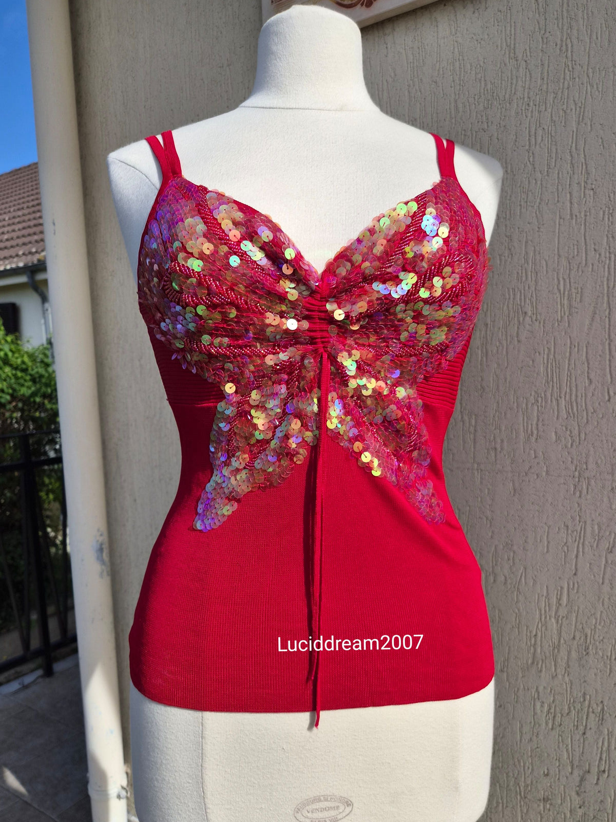 Haut rouge avec papillon en sequins