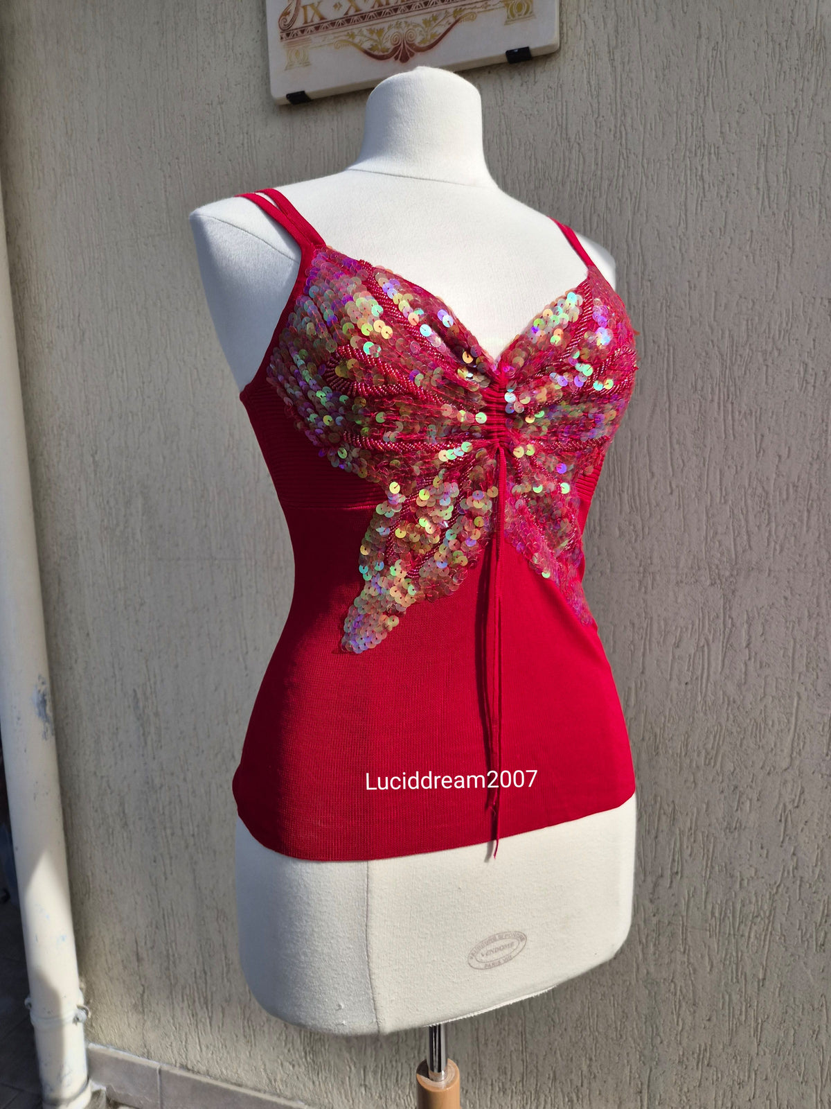 Haut rouge avec papillon en sequins