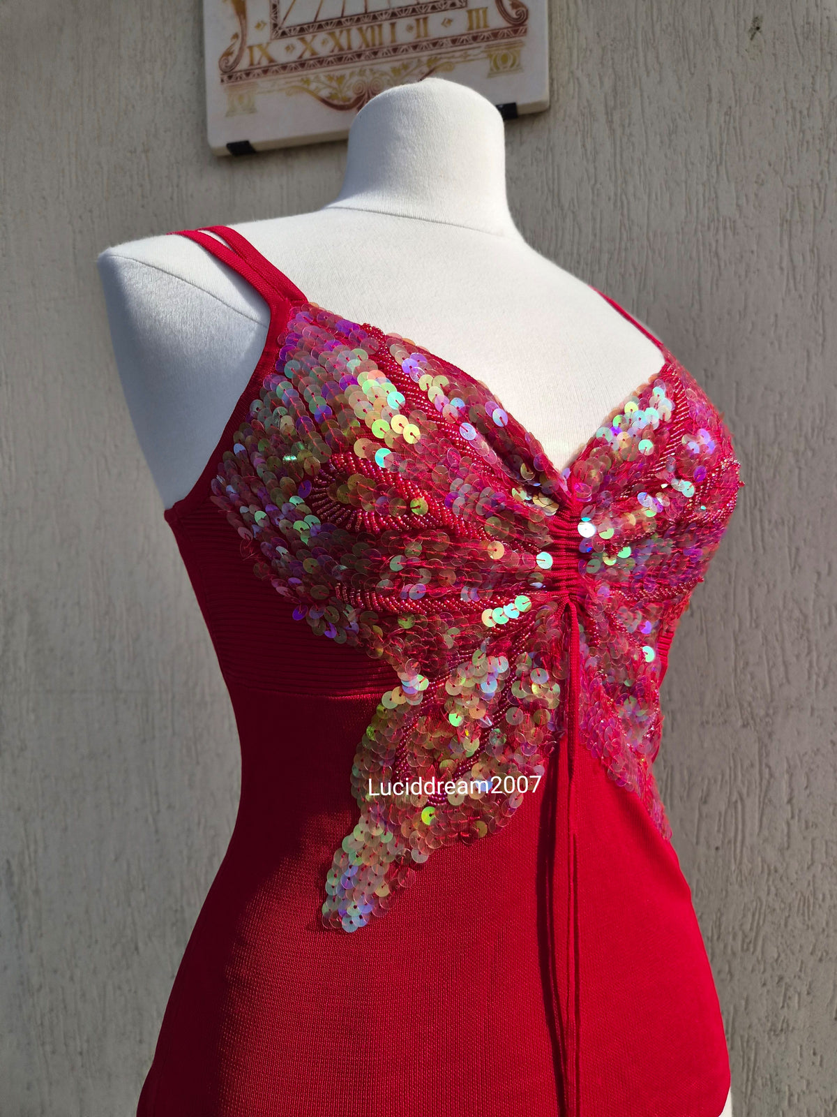 Haut rouge avec papillon en sequins