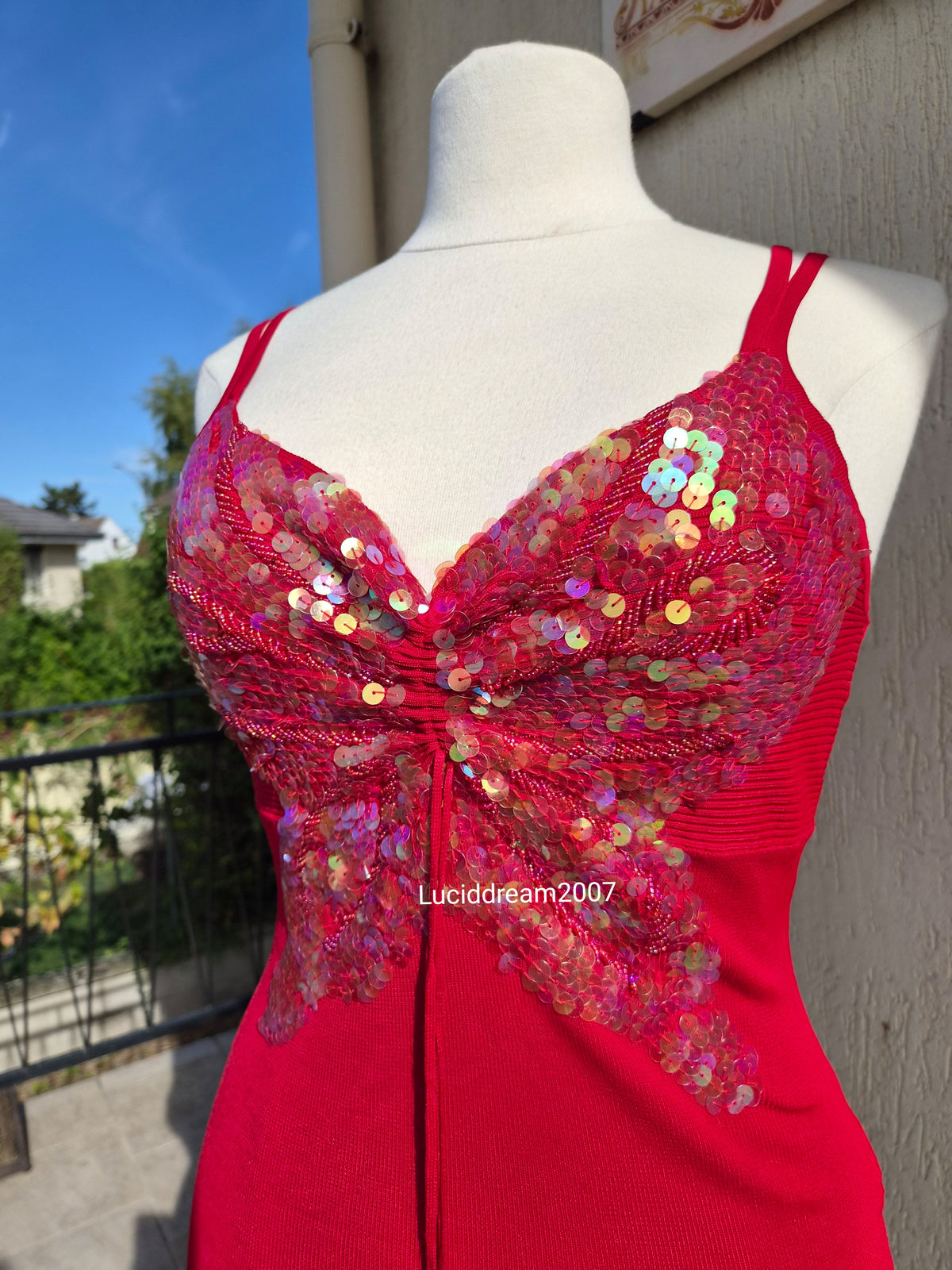 Haut rouge avec papillon en sequins