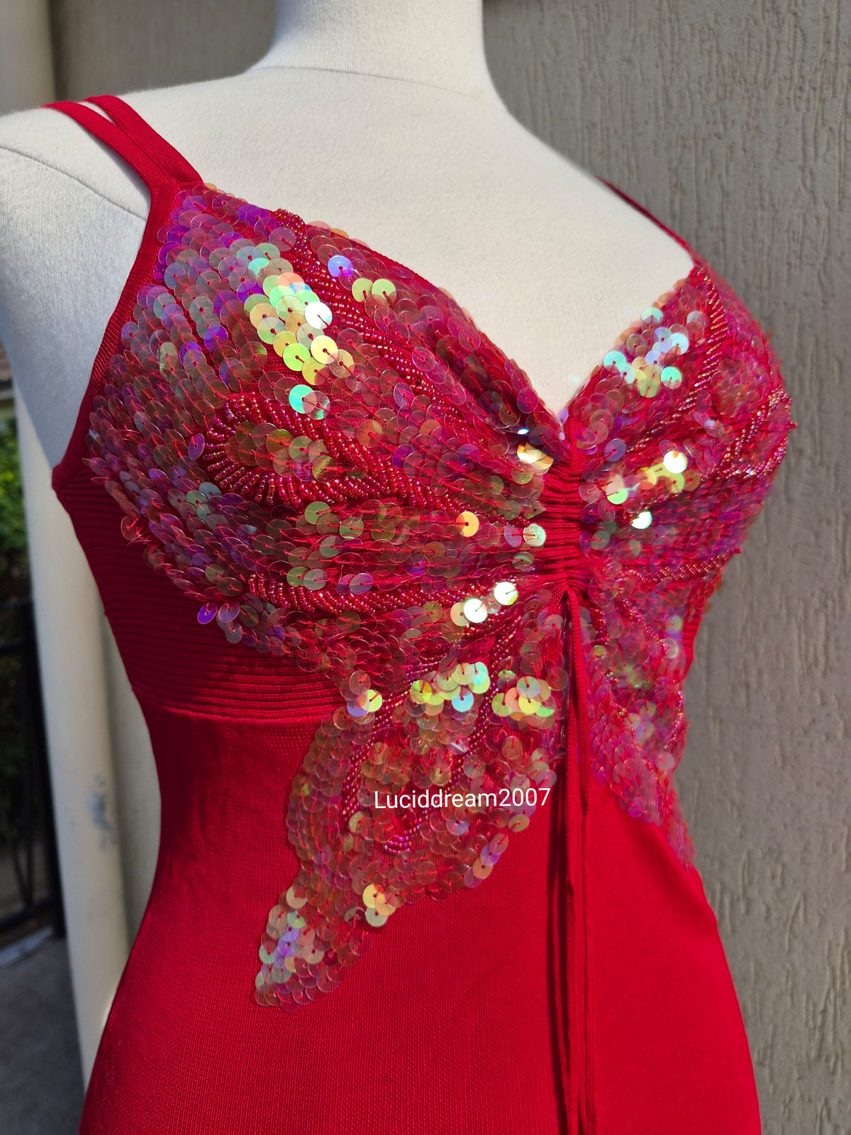Haut rouge avec papillon en sequins