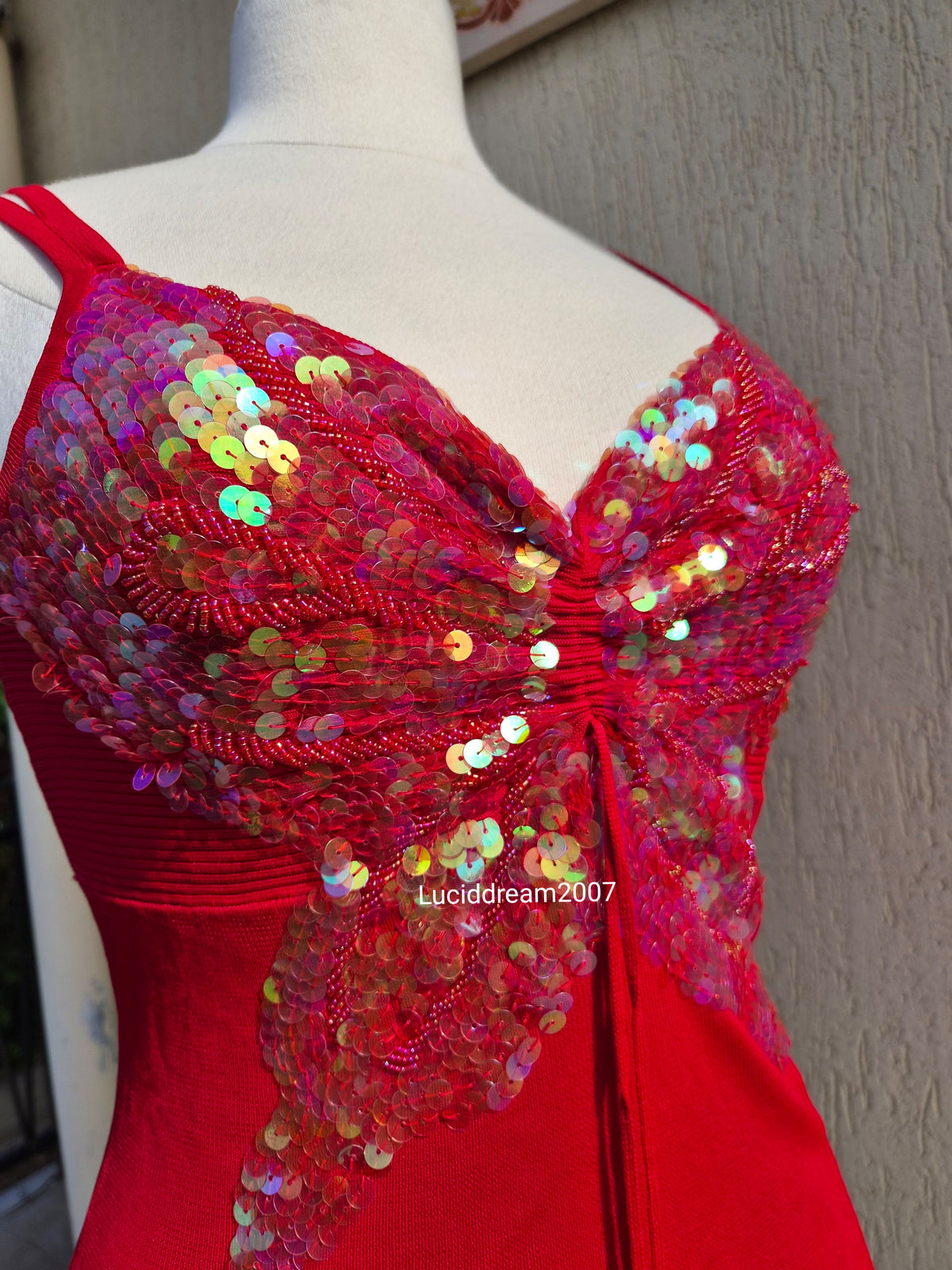 Haut rouge avec papillon en sequins