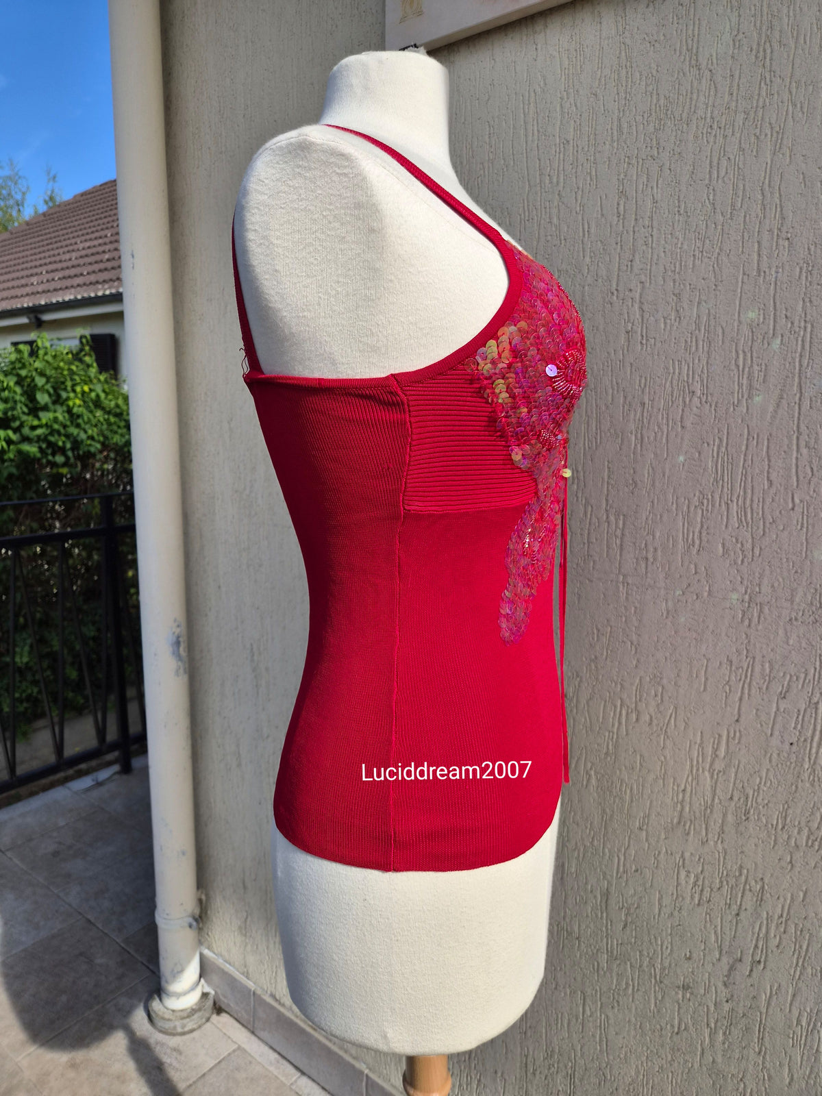 Haut rouge avec papillon en sequins