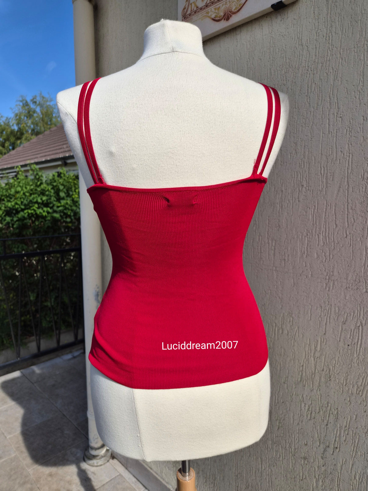 Haut rouge avec papillon en sequins
