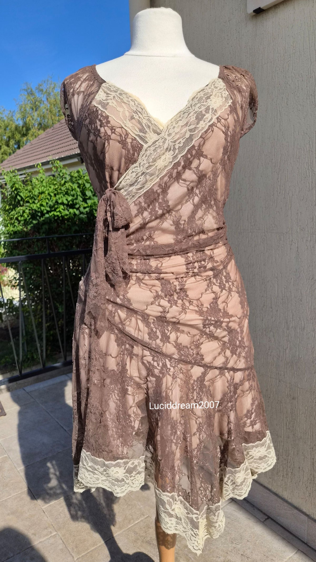 Robe en dentelle marron et beige