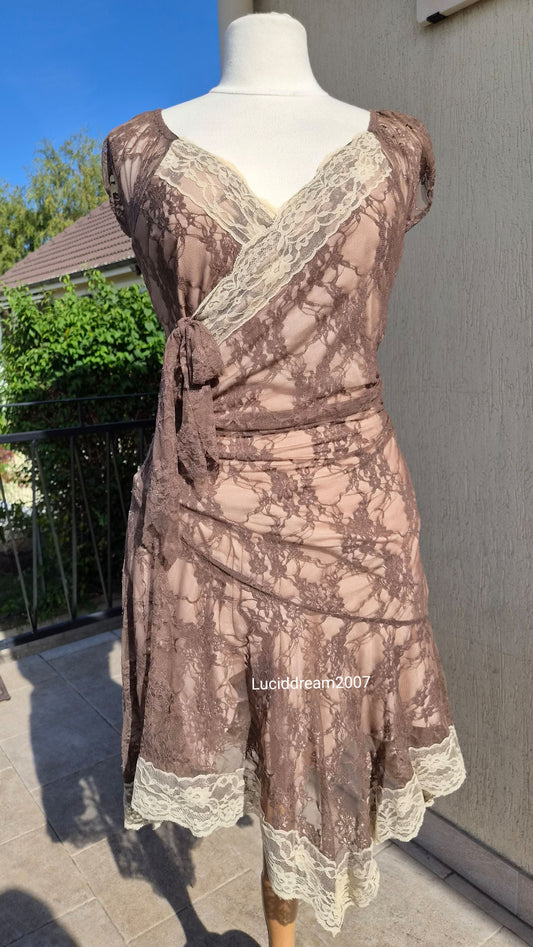Robe en dentelle marron et beige