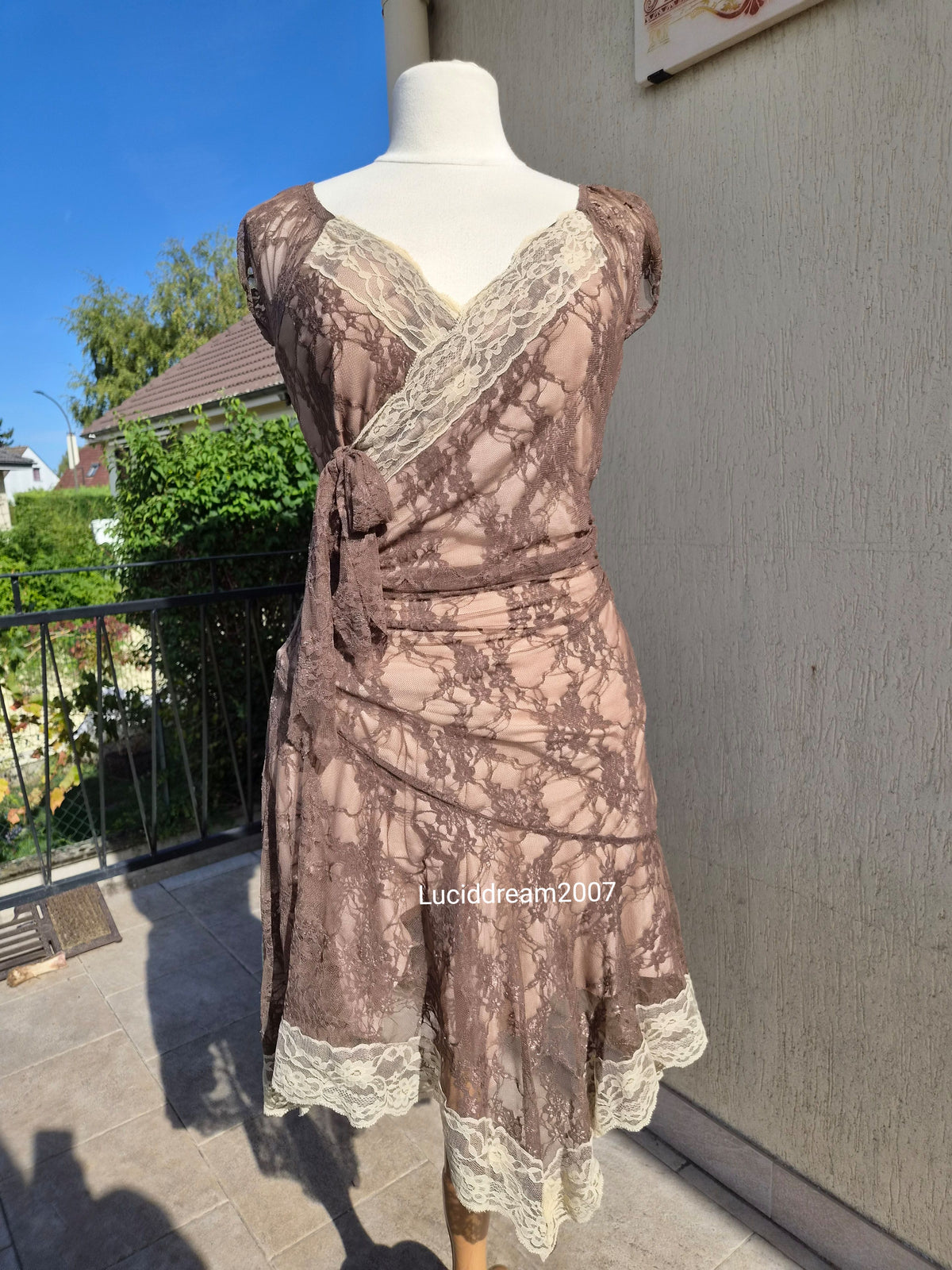 Robe en dentelle marron et beige