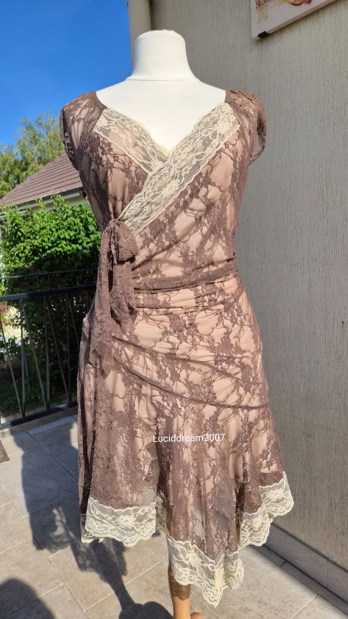 Robe en dentelle marron et beige