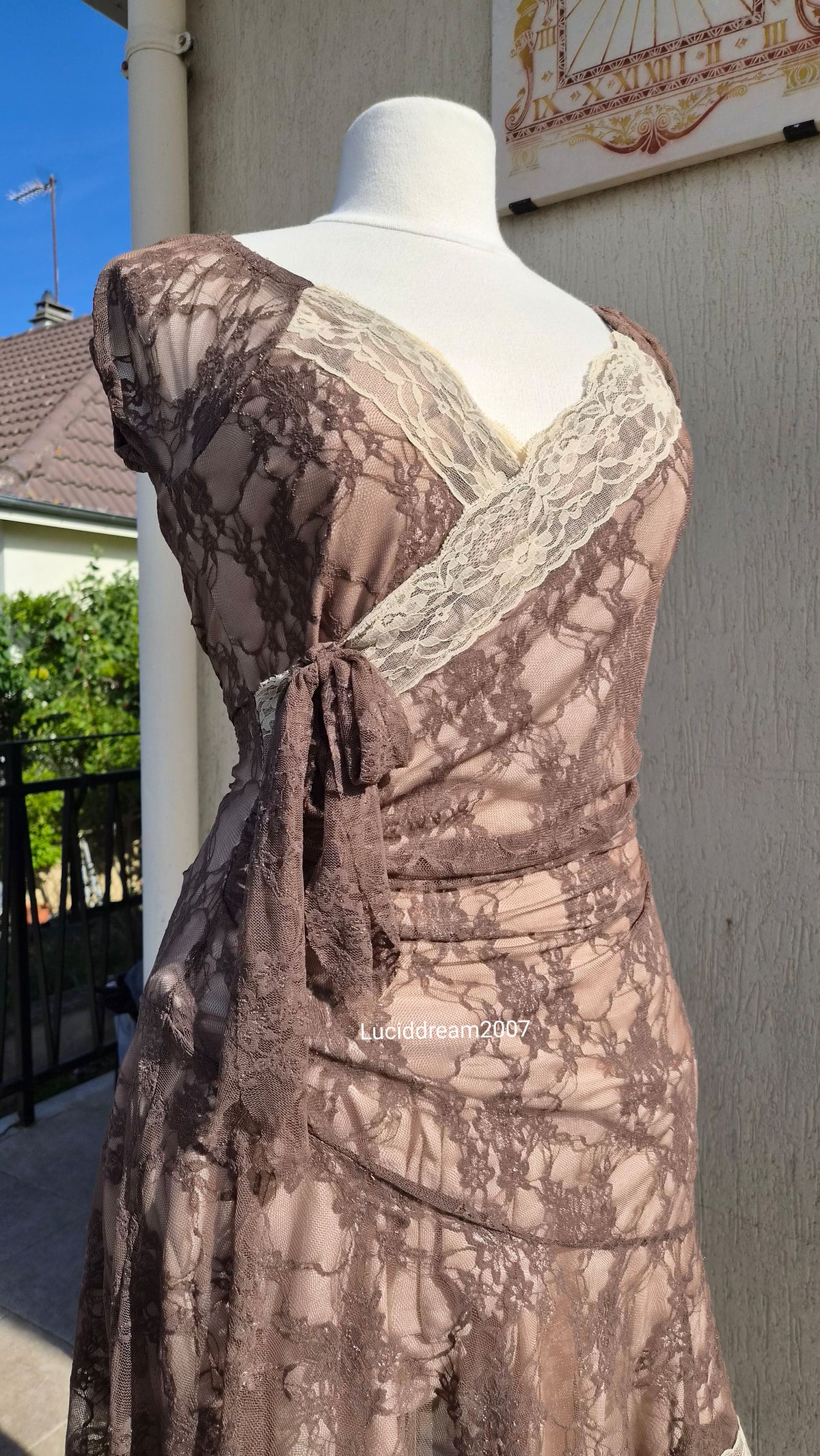 Robe en dentelle marron et beige
