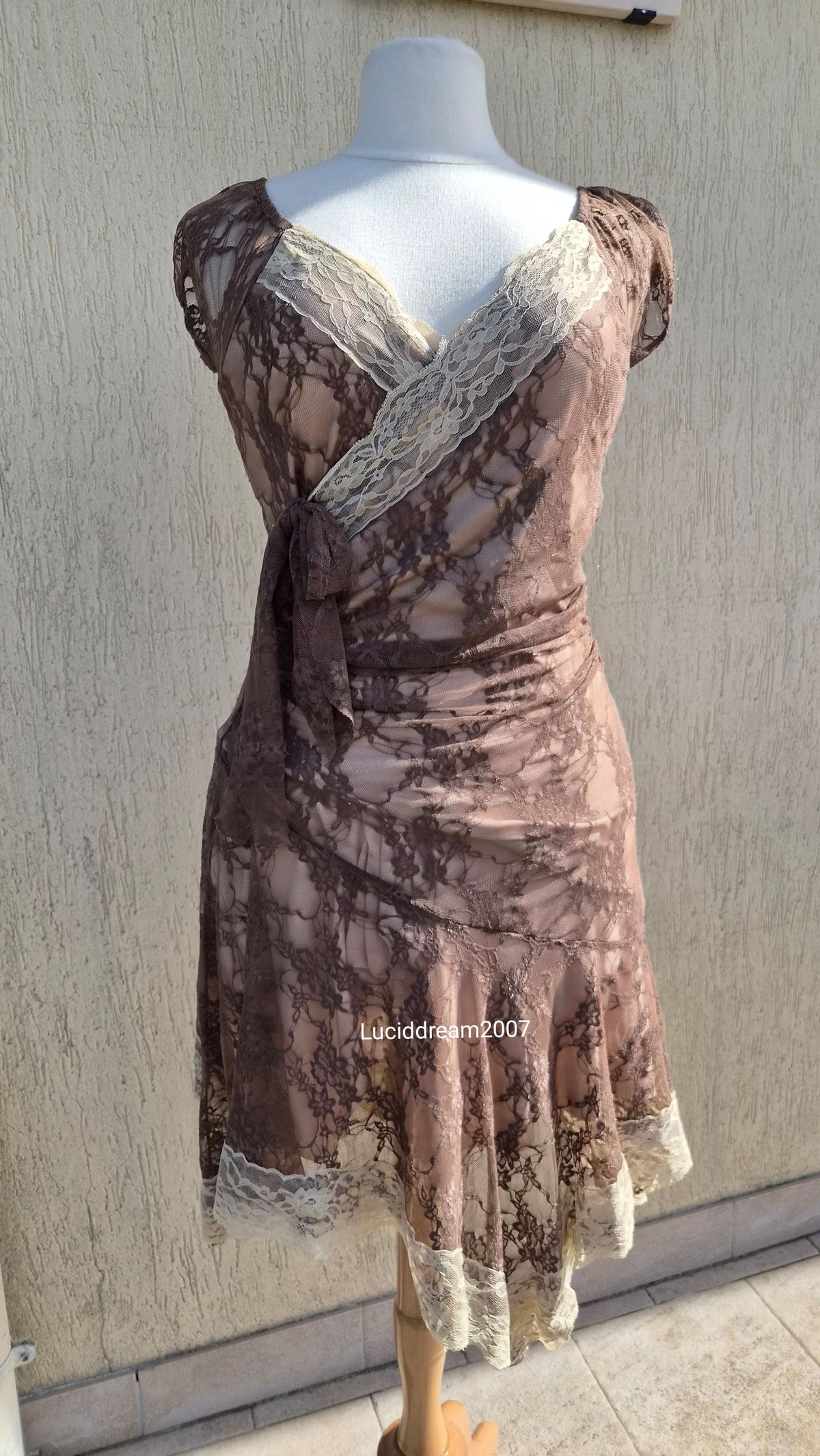 Robe en dentelle marron et beige