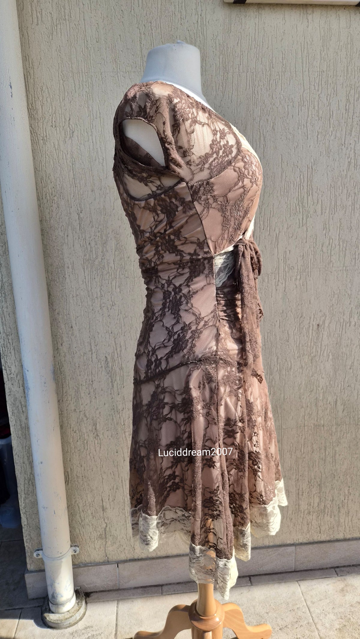 Robe en dentelle marron et beige
