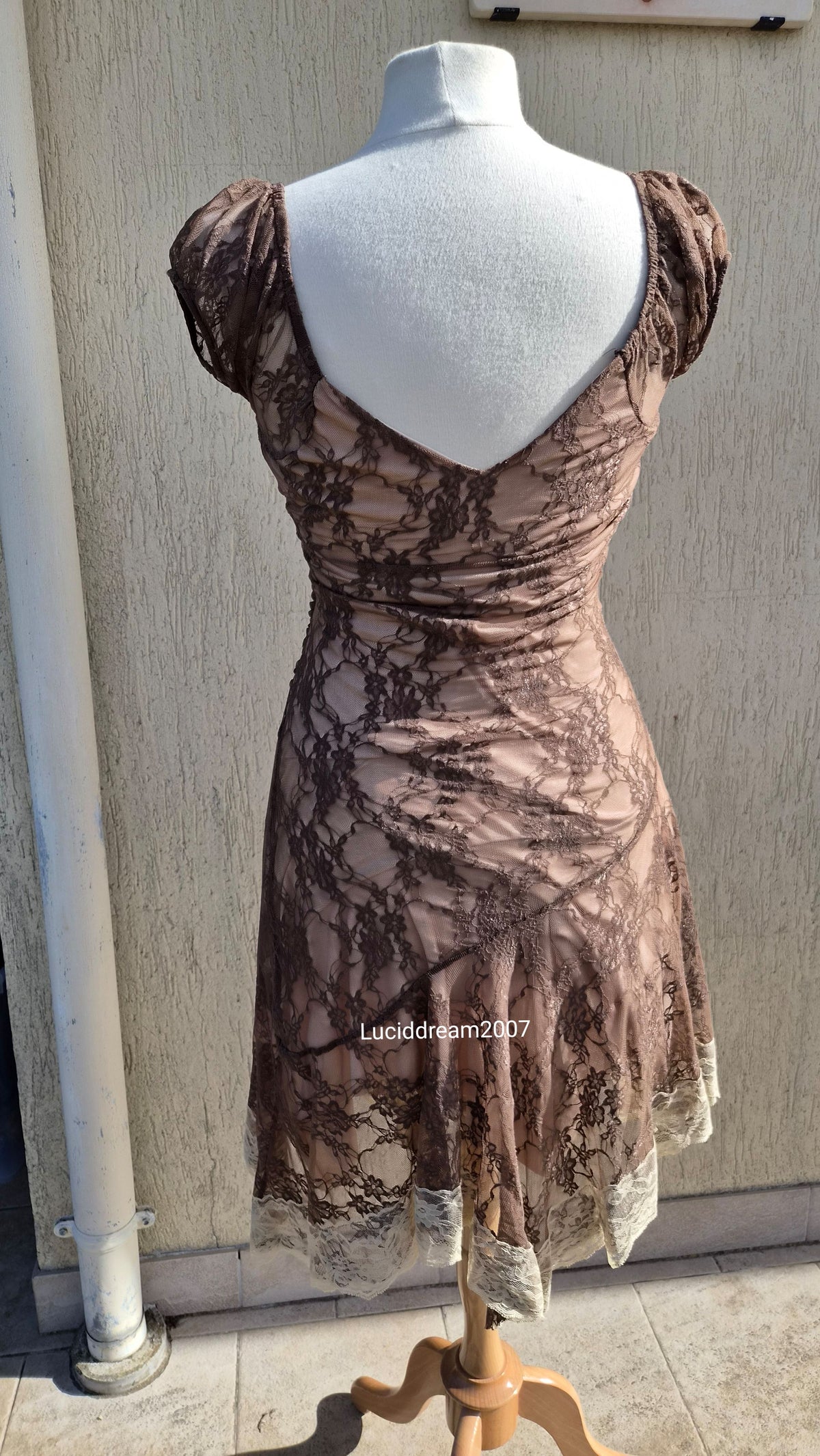 Robe en dentelle marron et beige