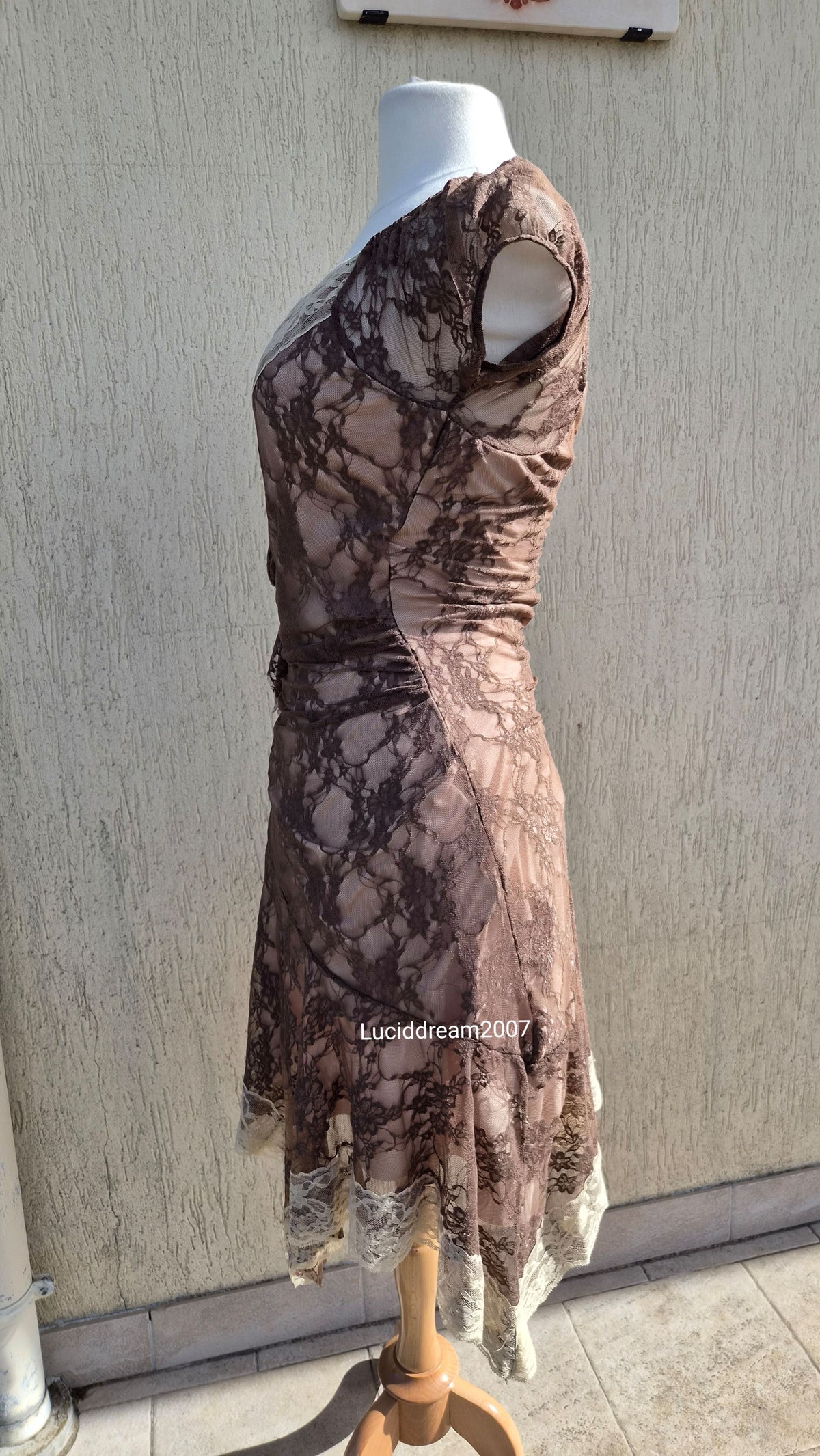Robe en dentelle marron et beige