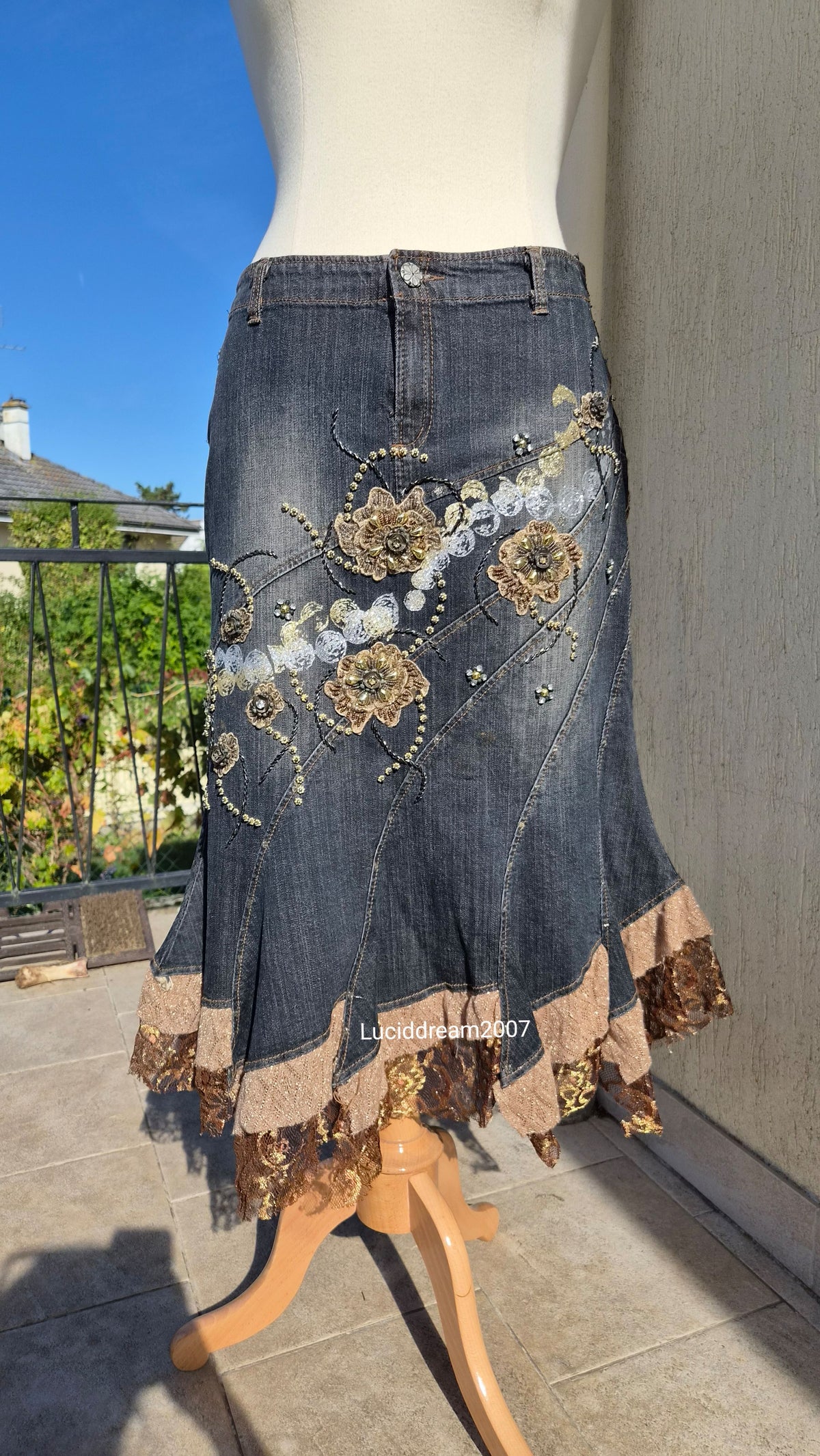 Jupe en denim brodé