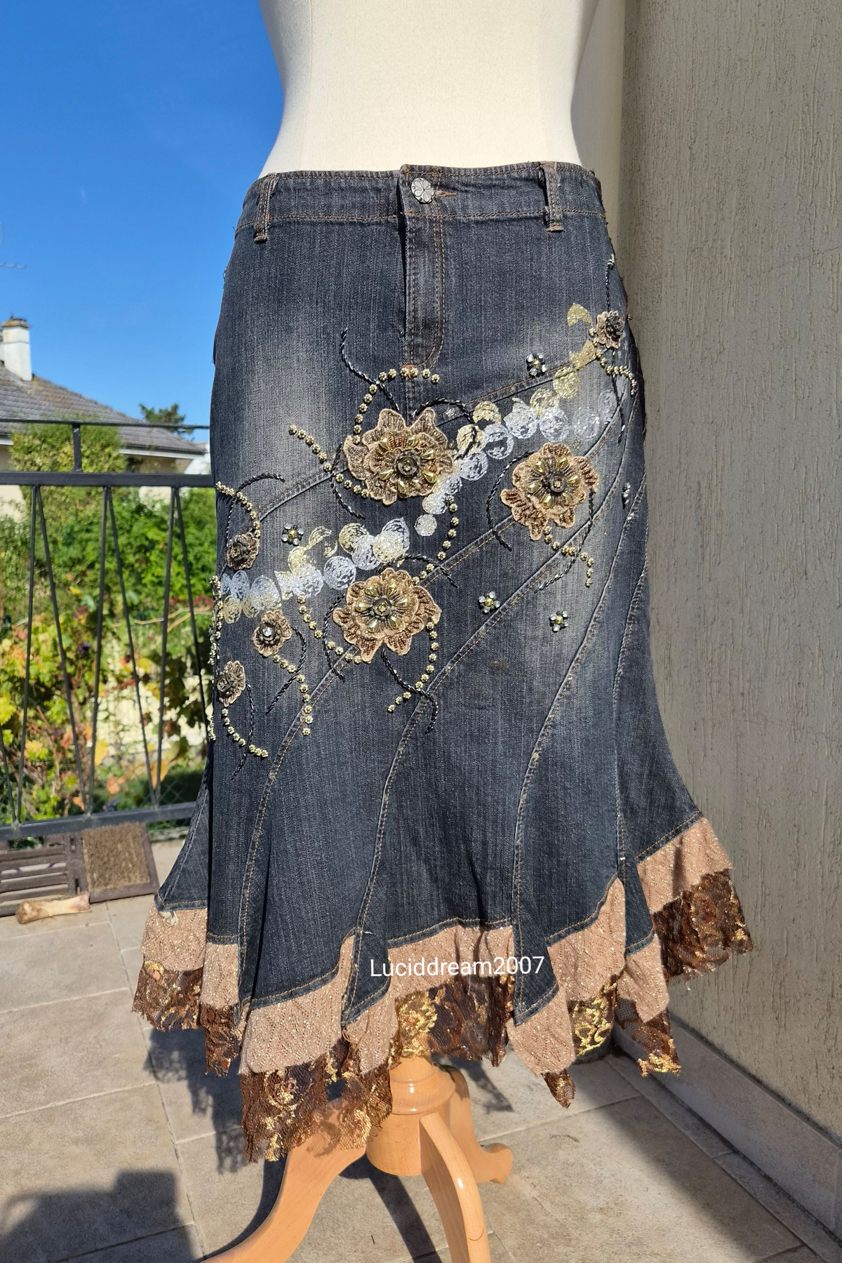 Jupe en denim brodé