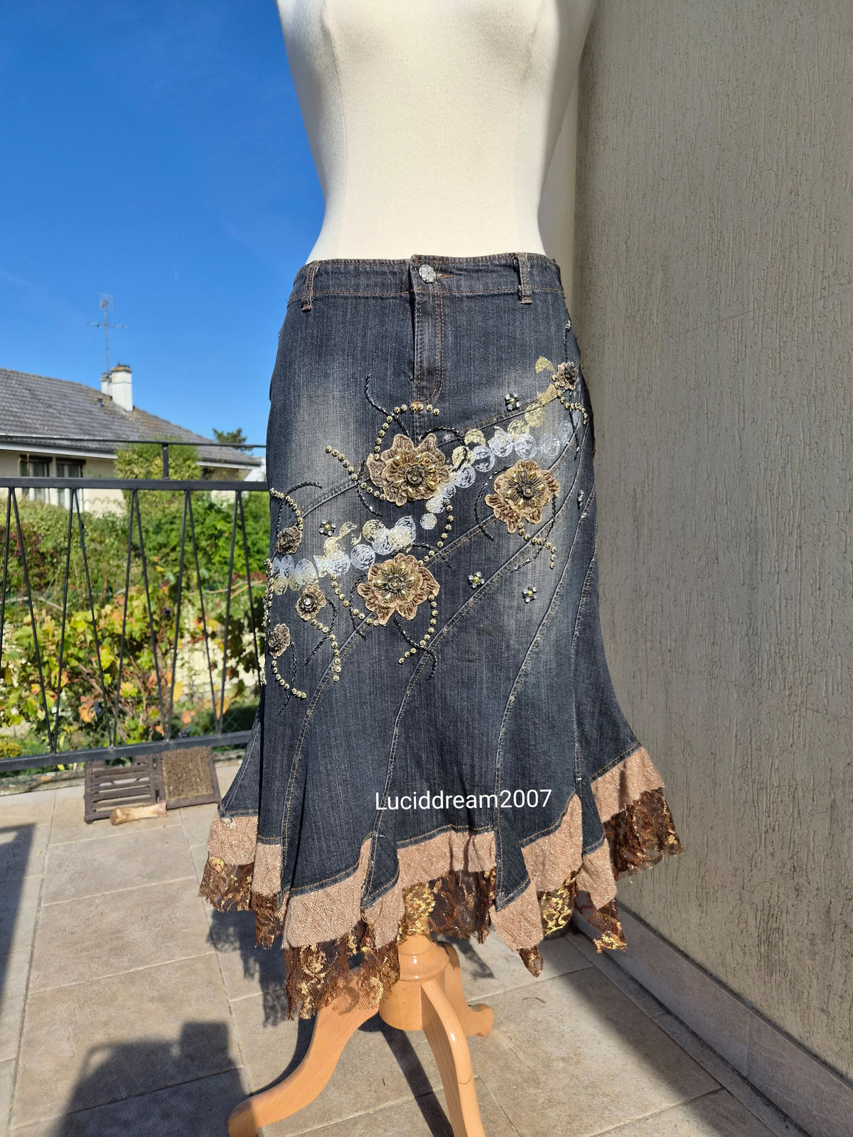 Jupe en denim brodé