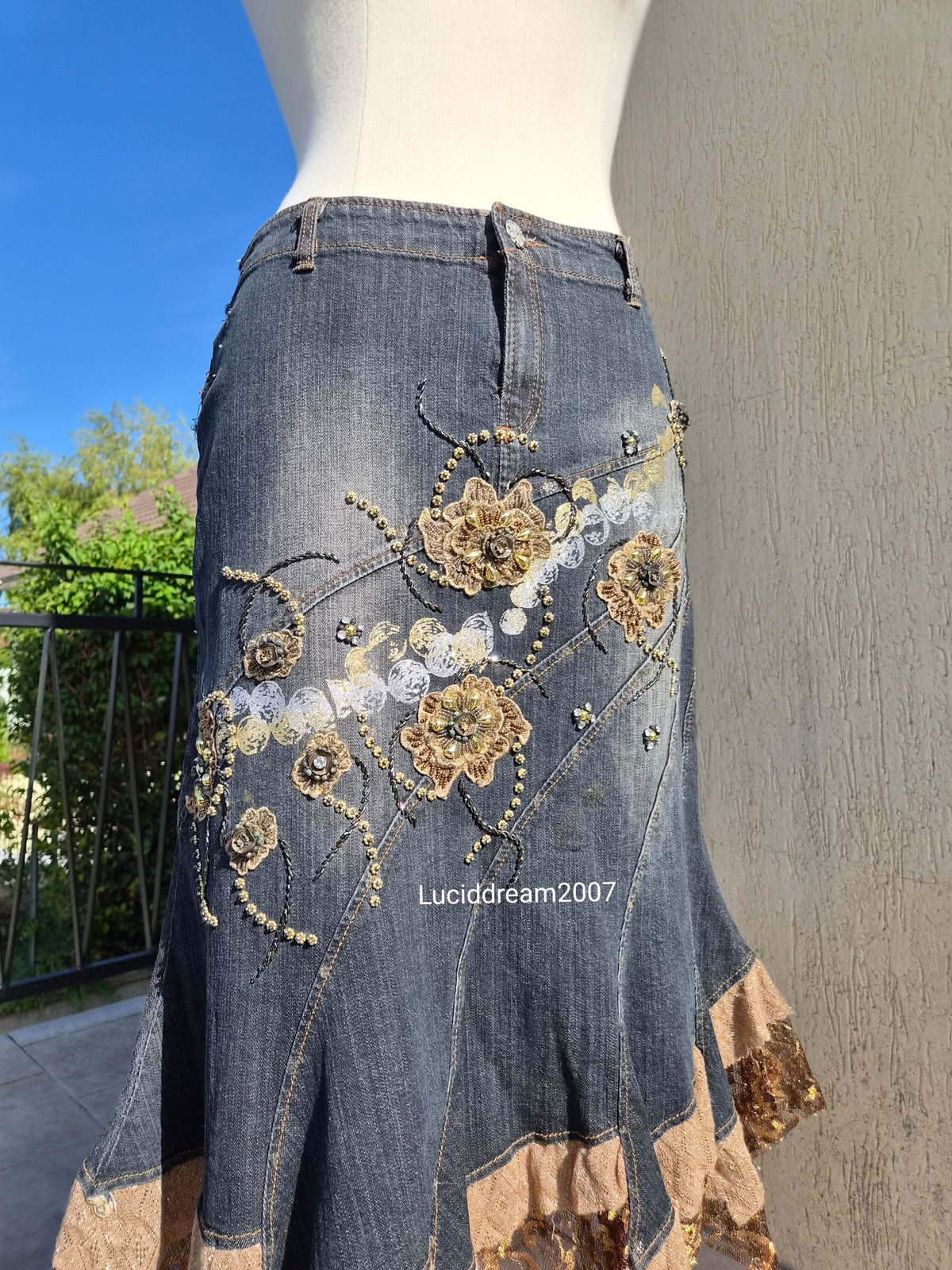 Jupe en denim brodé