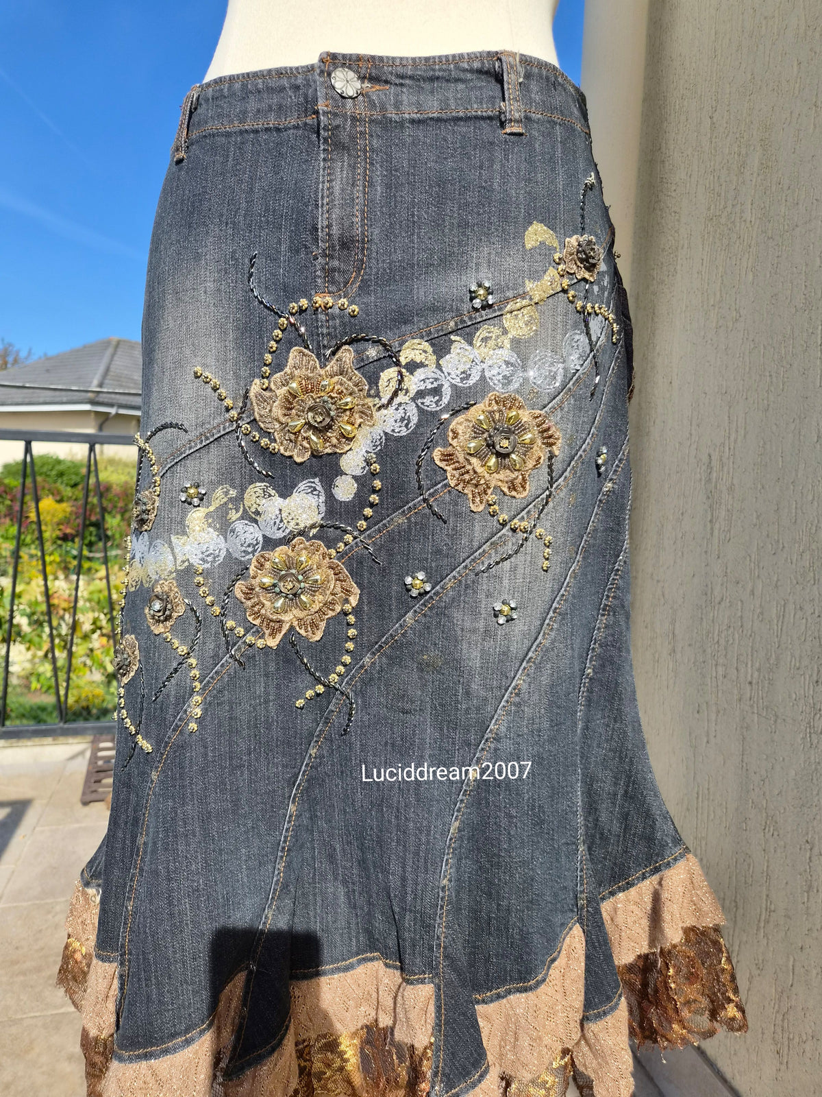 Jupe en denim brodé