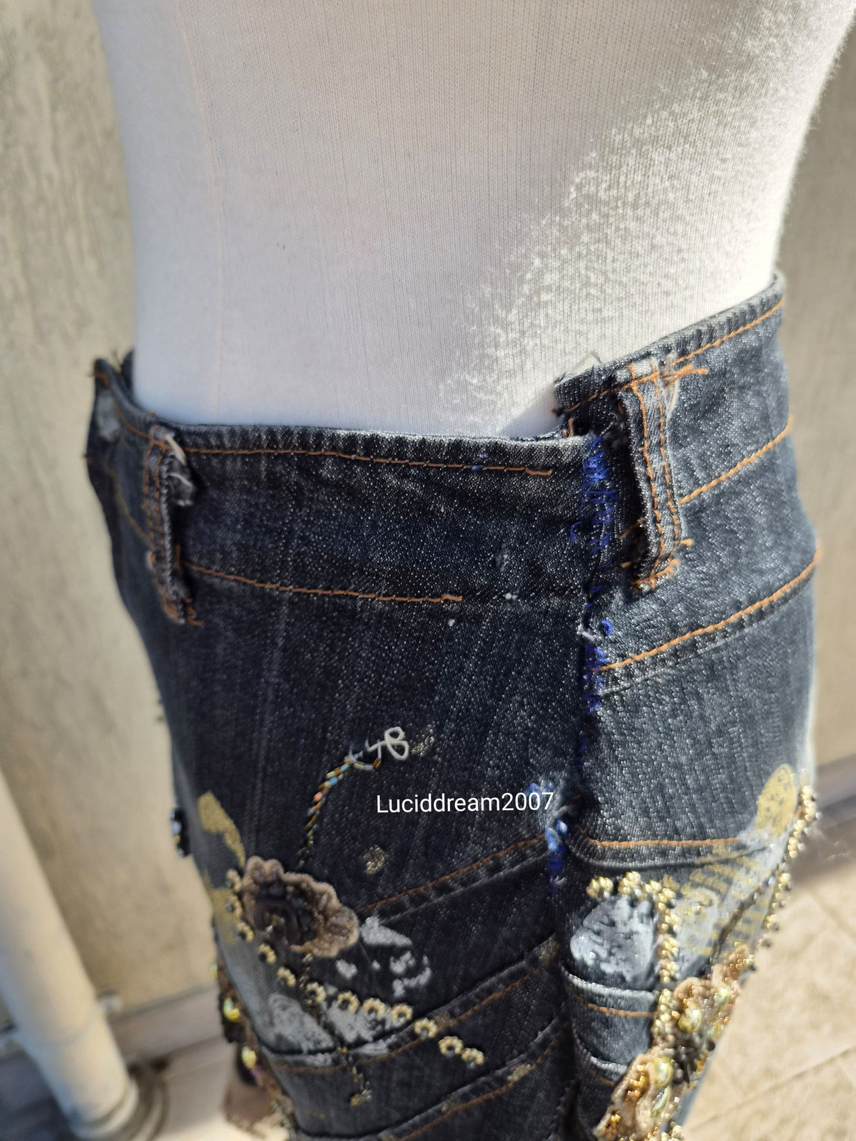 Jupe en denim brodé