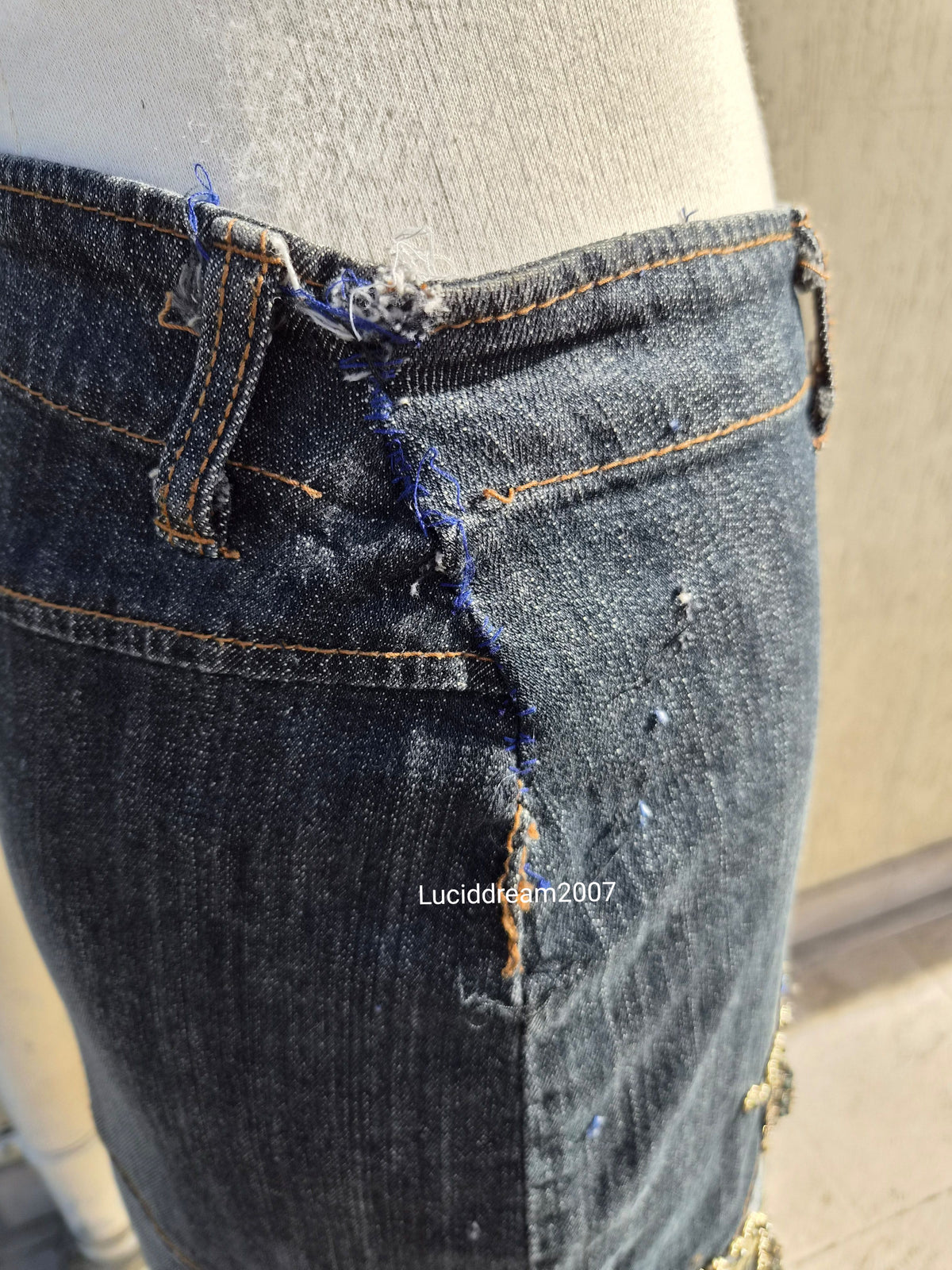 Jupe en denim brodé