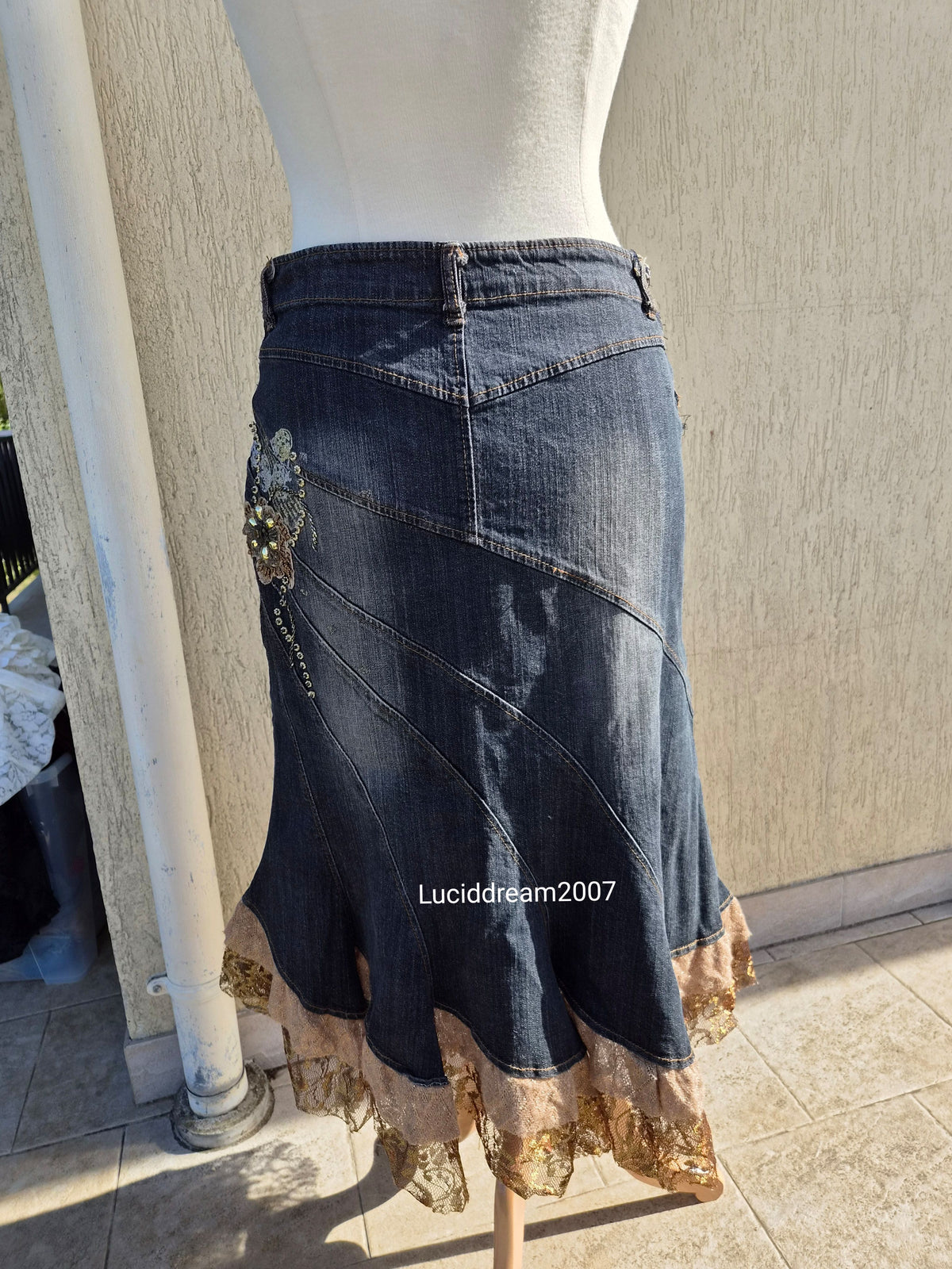 Jupe en denim brodé