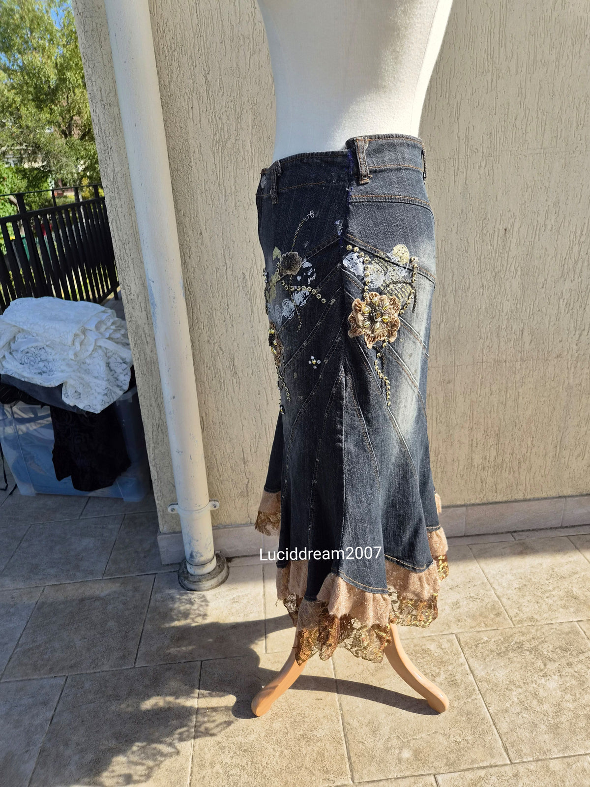 Jupe en denim brodé