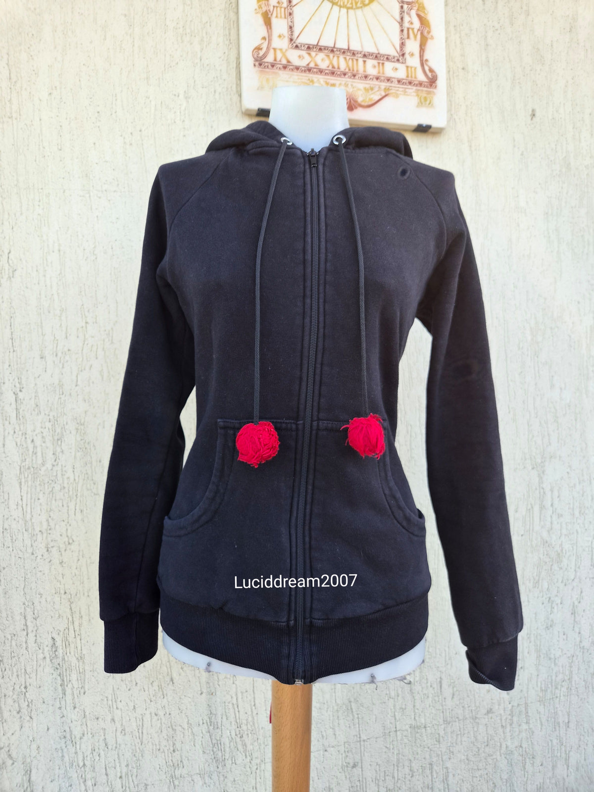 Gilet dos laçage et capuche à oreilles
