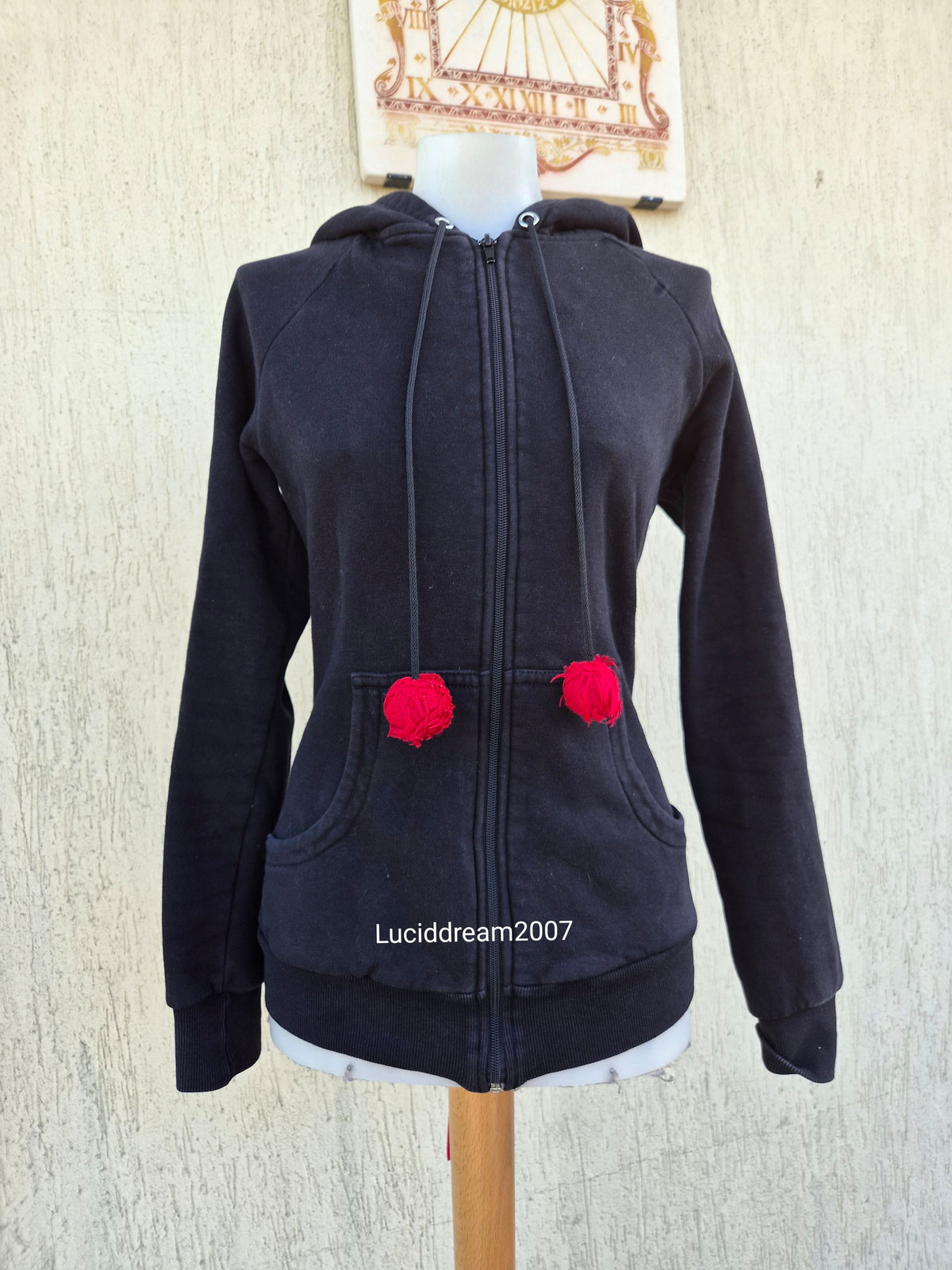 Gilet dos laçage et capuche à oreilles
