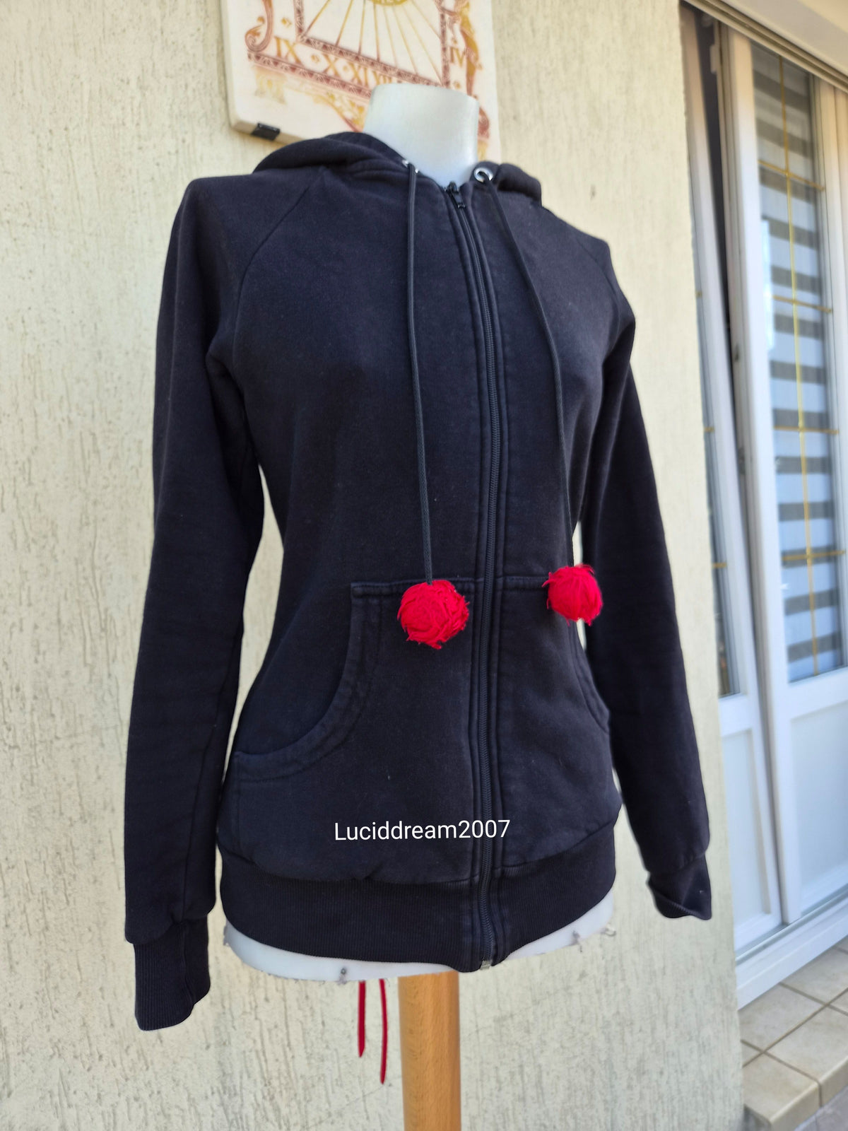 Gilet dos laçage et capuche à oreilles