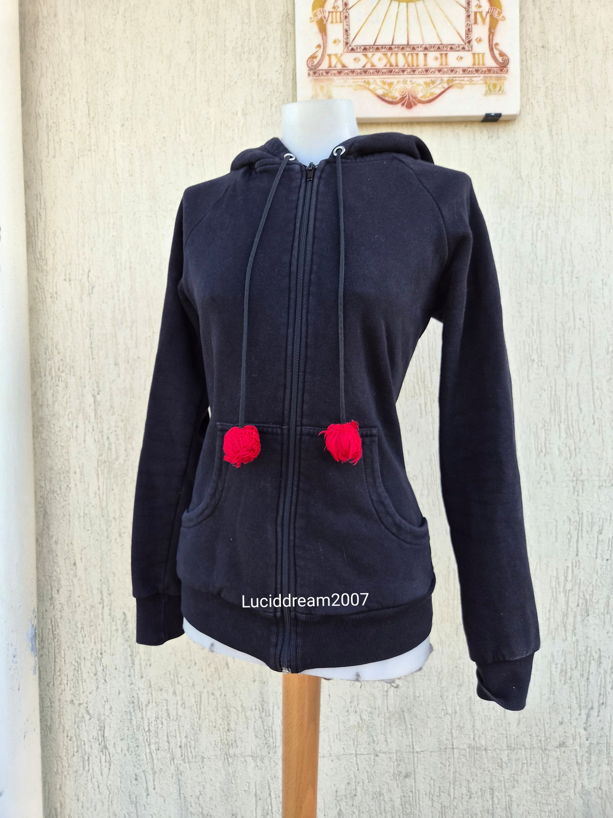 Gilet dos laçage et capuche à oreilles