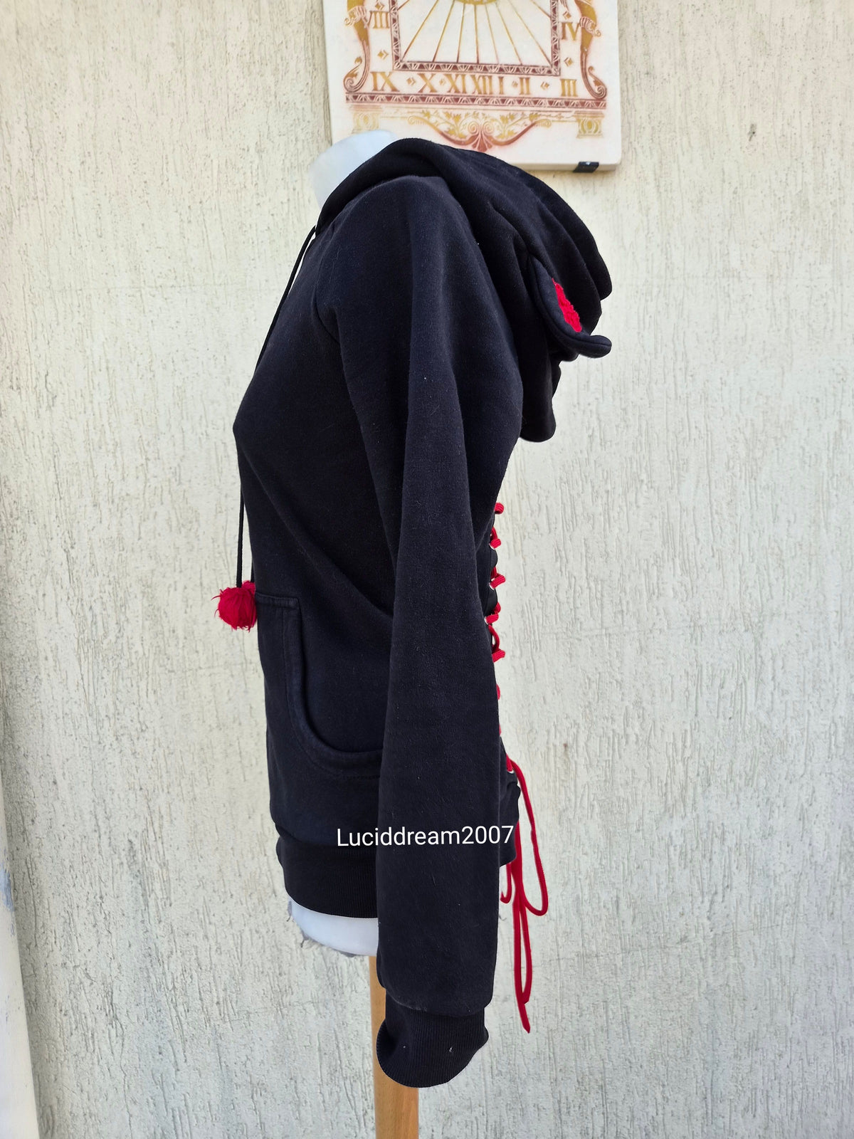 Gilet dos laçage et capuche à oreilles