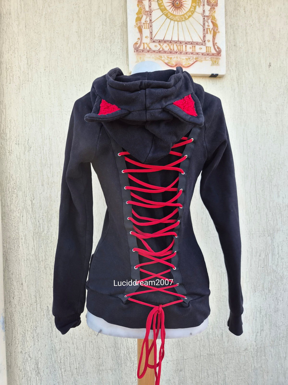 Gilet dos laçage et capuche à oreilles