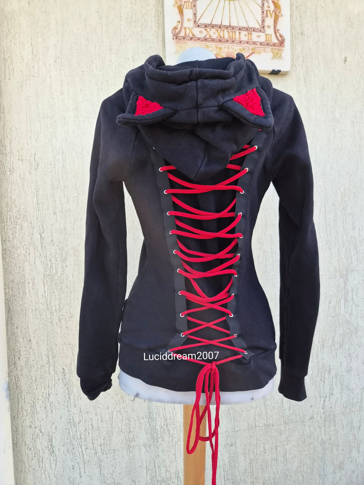 Gilet dos laçage et capuche à oreilles