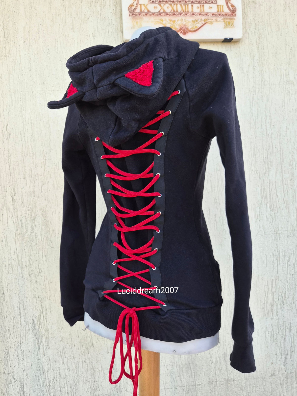 Gilet dos laçage et capuche à oreilles