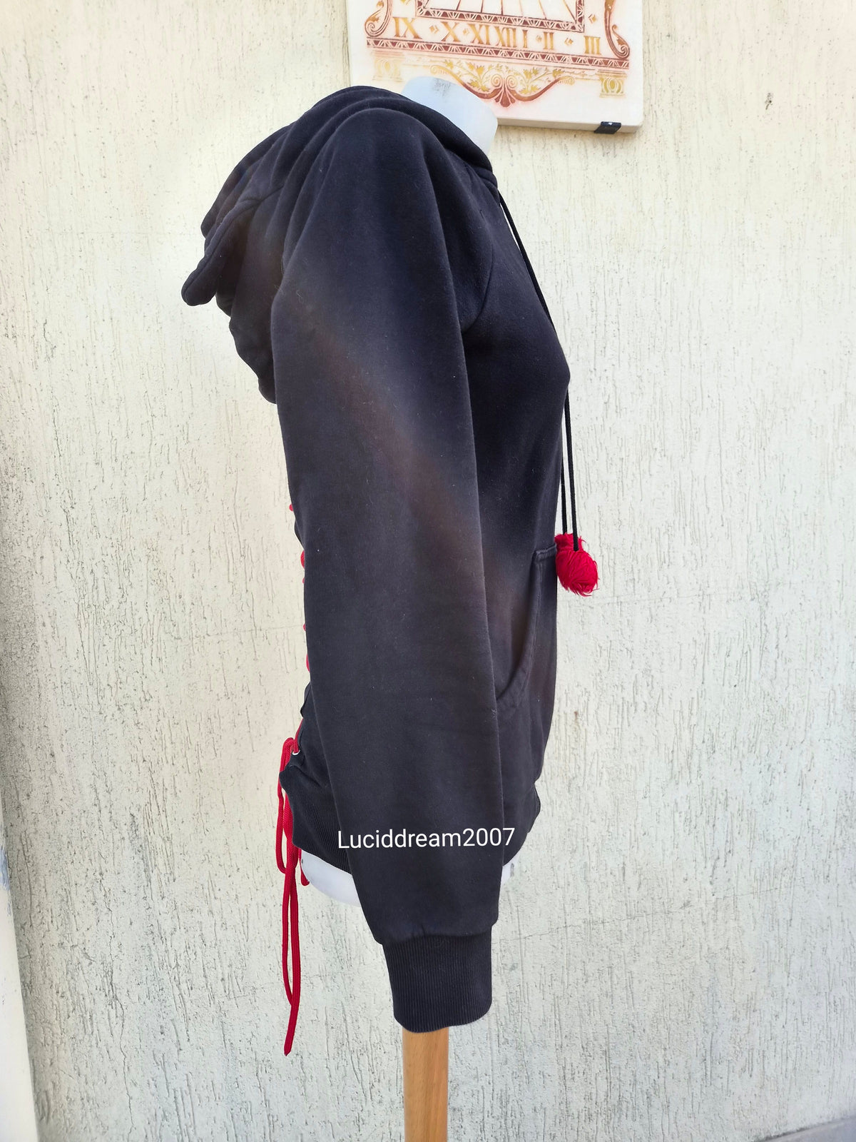 Gilet dos laçage et capuche à oreilles