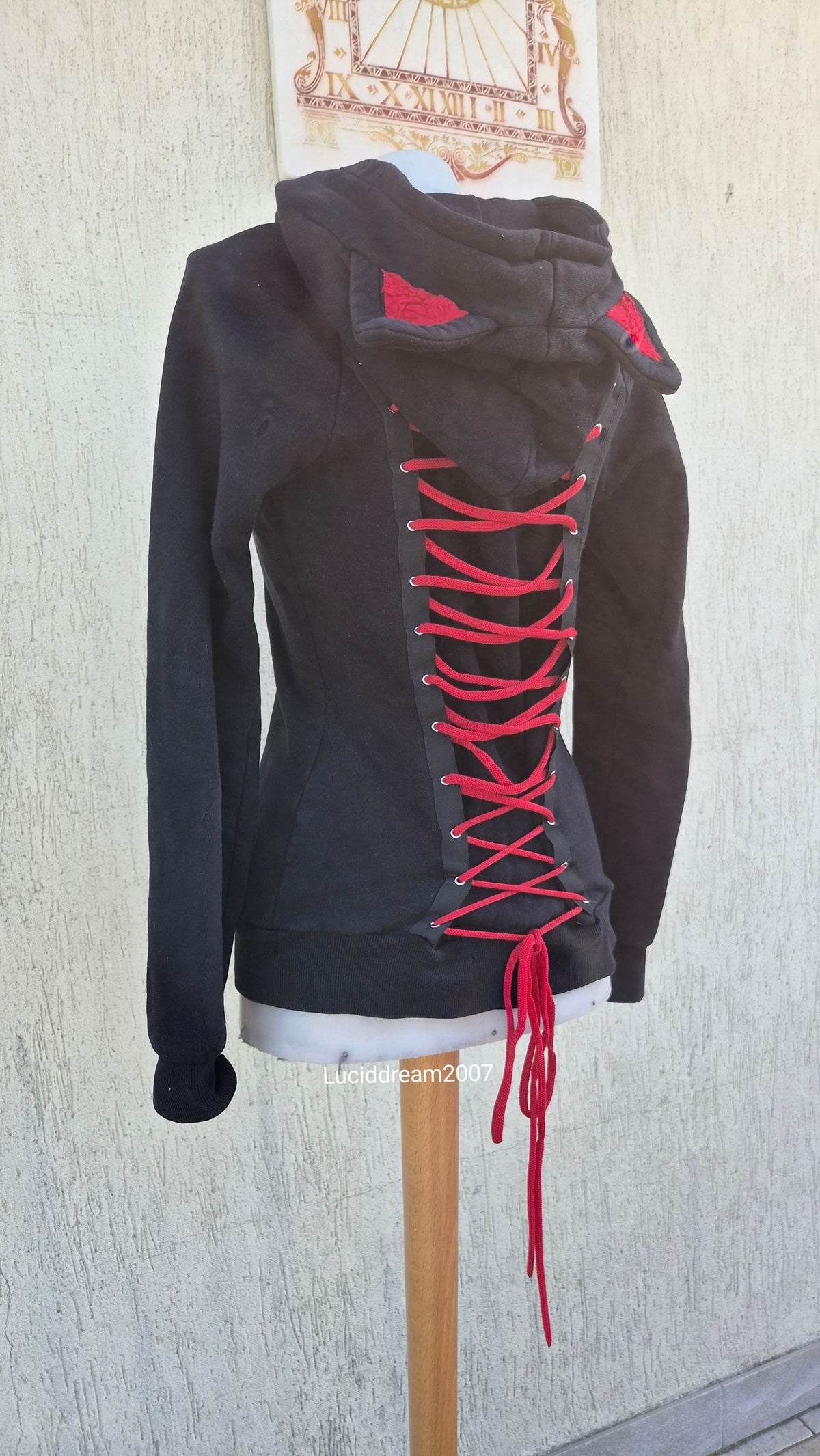 Gilet dos laçage et capuche à oreilles